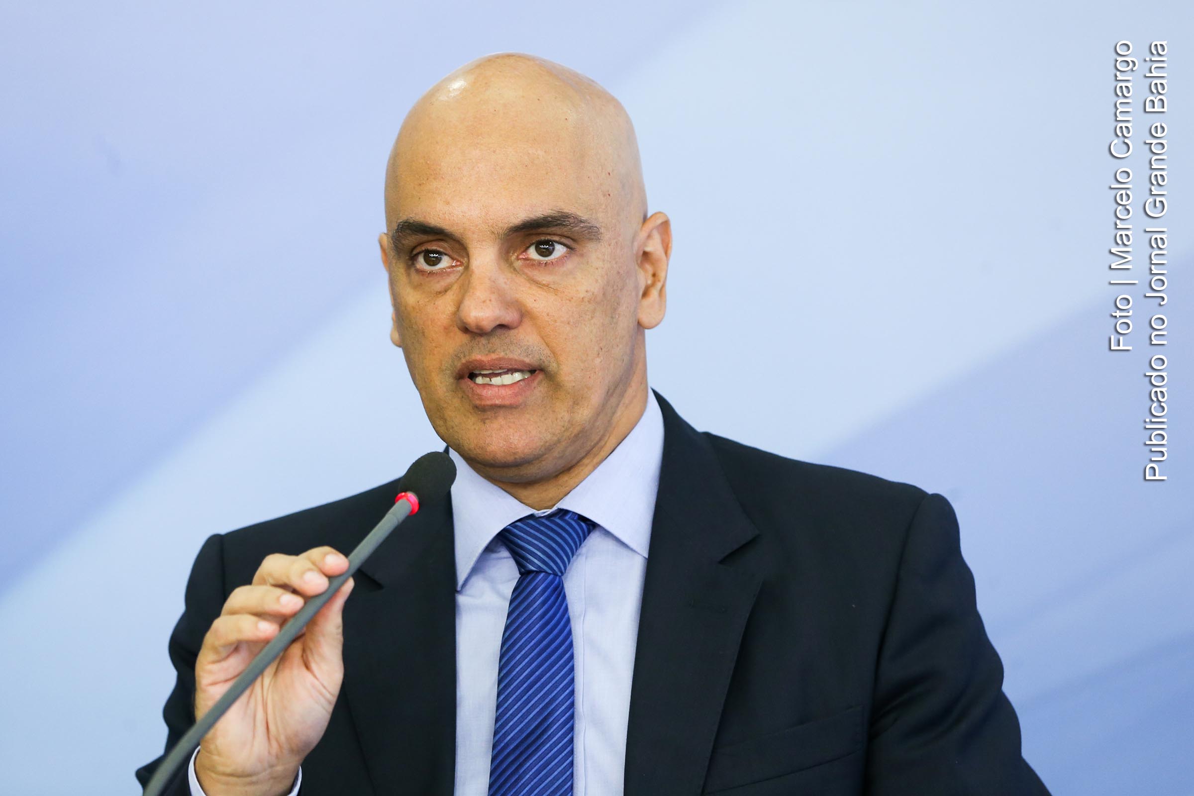 Alexandre de Moraes mantém inquérito para apurar notícias falsas contra ministros do STF.