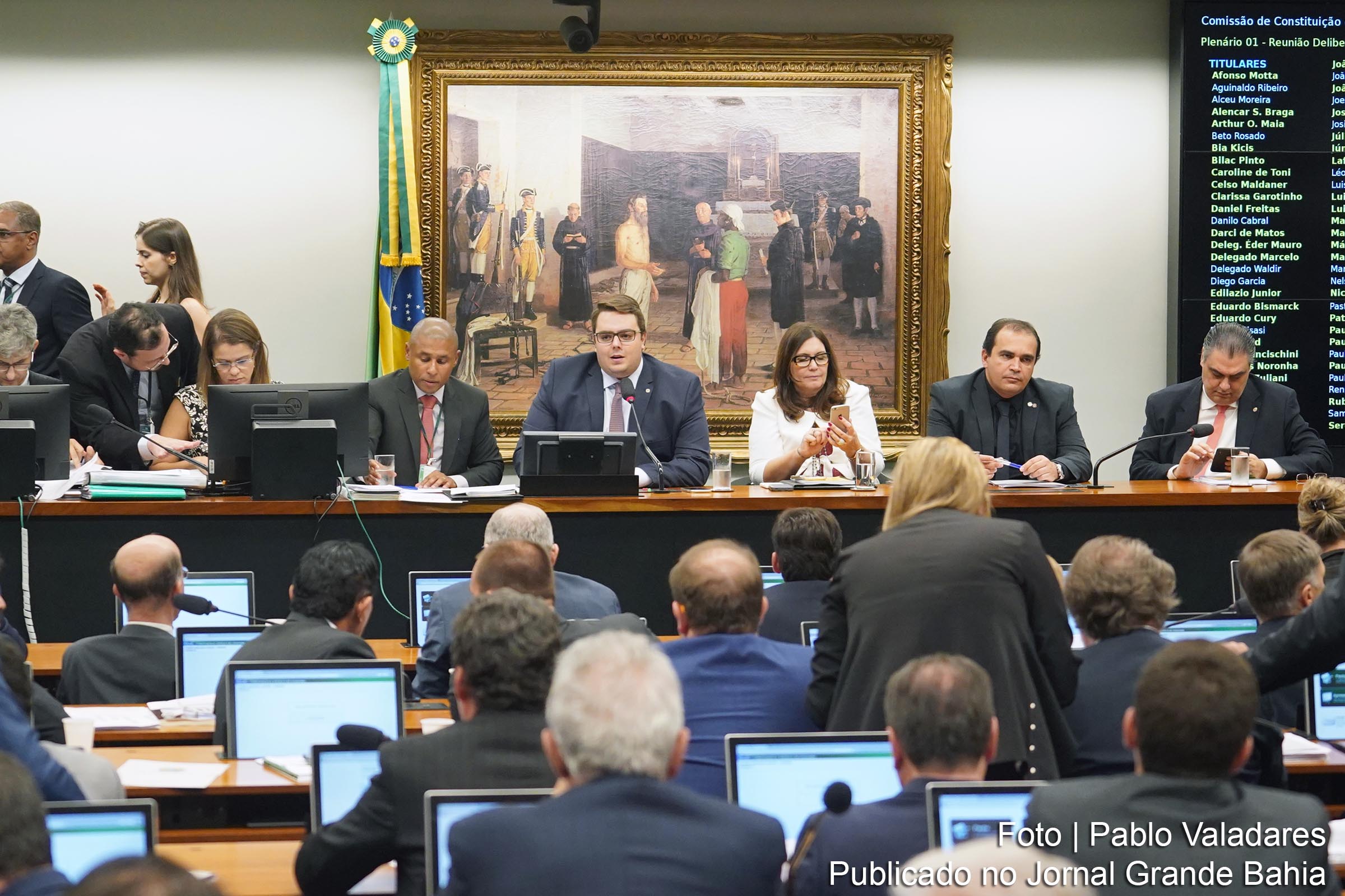 CCJ da Câmara dos Deputados aprova parecer favorável à reforma da Previdência encaminhada pelo Governo Bolsonaro. Relator retirou quatro trechos do texto elaborado pelo Executivo, que segue para análise de comissão especial. Parlamentares contrários apontam inconstitucionalidade pela falta de estimativa dos impactos orçamentários e financeiros.