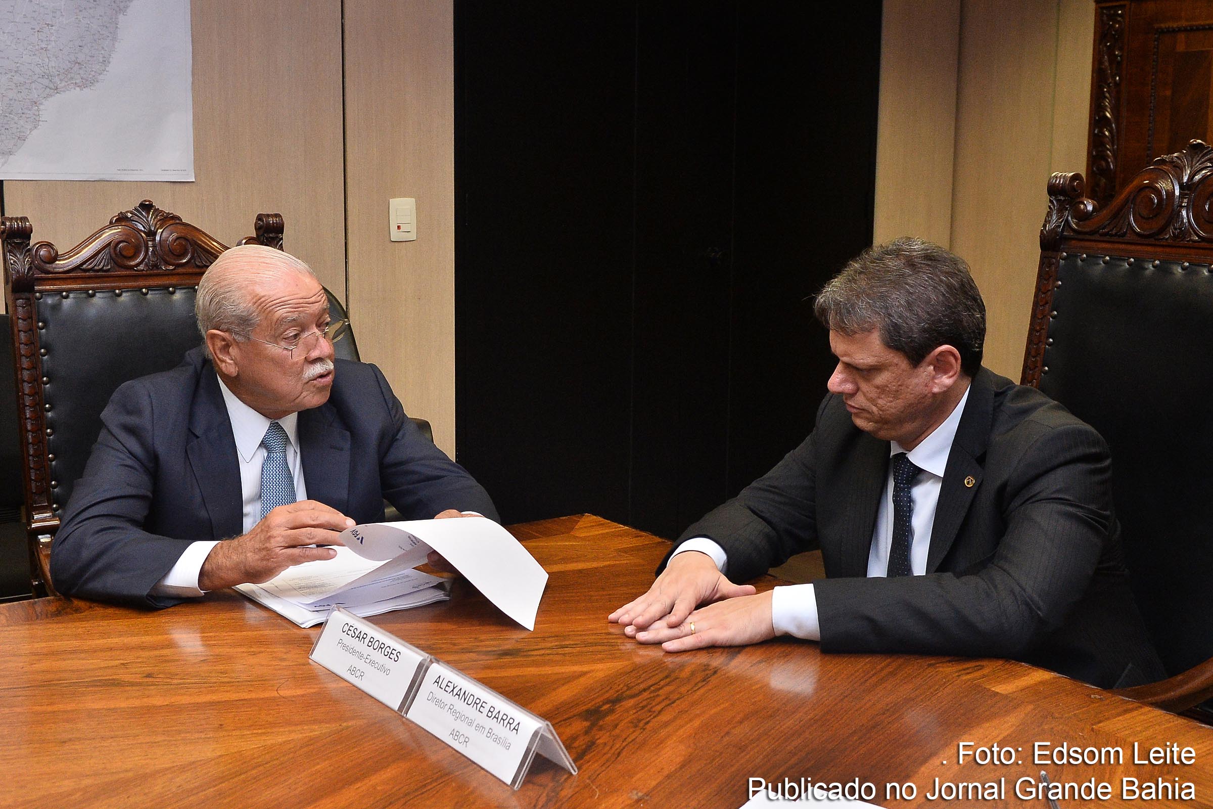 Ex-governador César Borges e Tarcísio Gomes de Freitas, ministro do Governo Bolsonaro discutem pauta das concessionárias de serviços públicos.