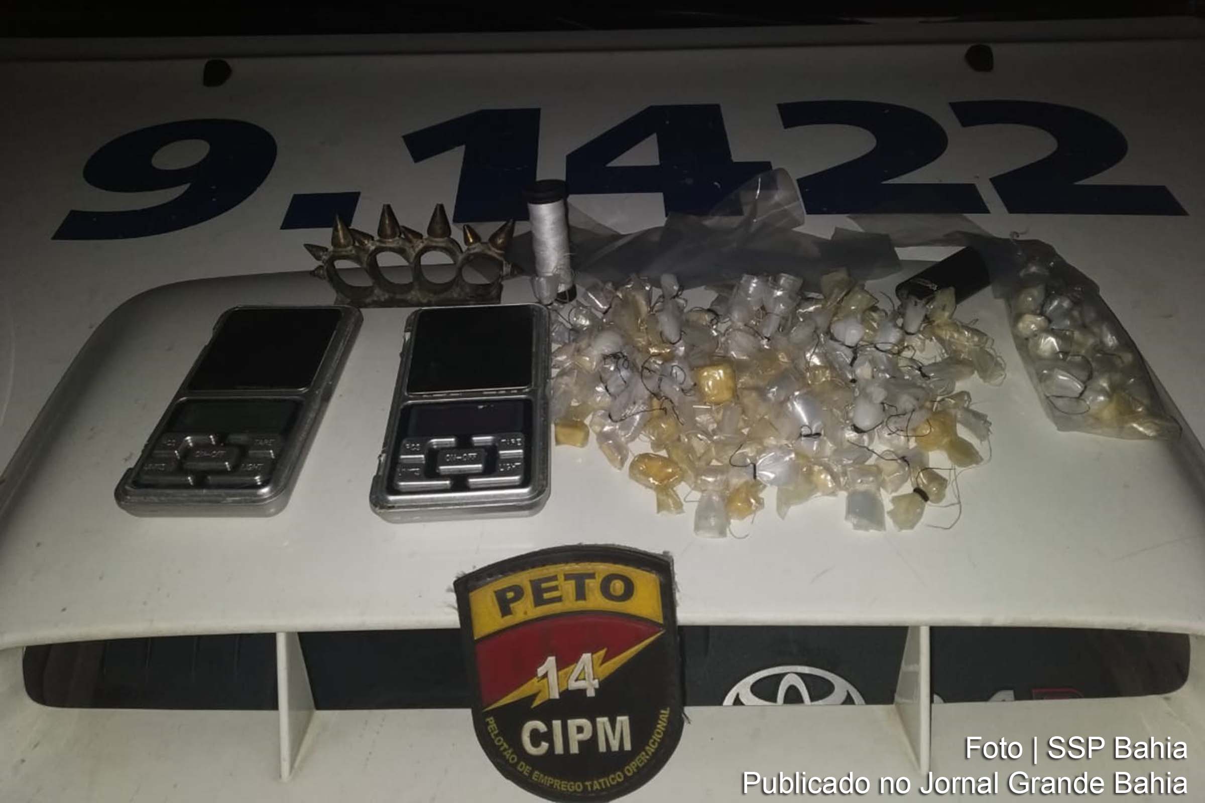108 saquinhos de cocaína, duas balanças, uma soqueira em metal e várias embalagens plásticas para empacotamento das drogas foram apreendidos pela Polícia Militar da Bahia.