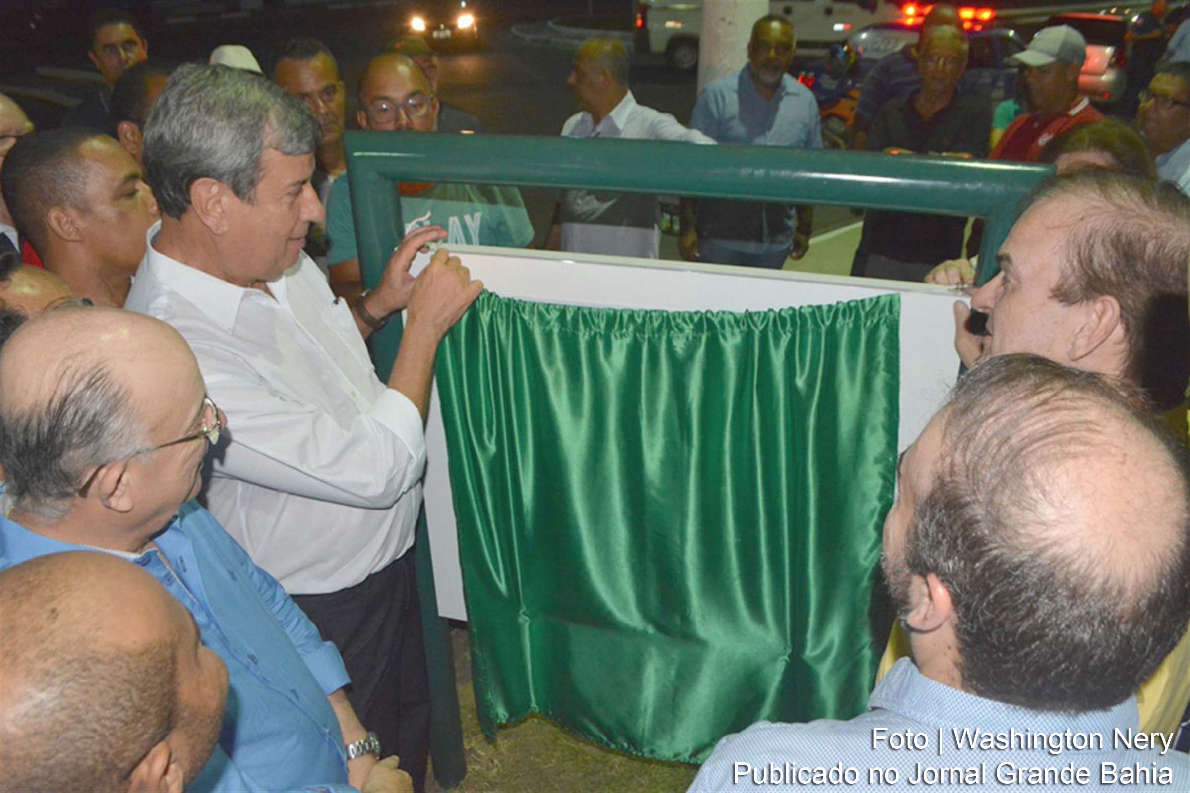 Prefeito Colbert Martins Filho inaugura Praça Pedro Irujo ao lado do x-prefeito José Ronaldo de Carvalho, deputado estadual Pastor Tom, secretários municipais e vereadores.