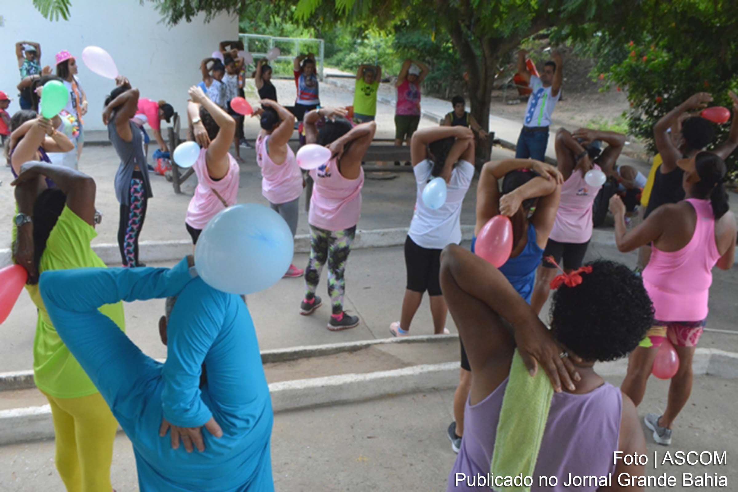 Após a prática de exercícios físicos, as pessoas participaram de uma volta ao Parque da Lagoa, animados com músicas de marchinhas de carnaval e fantasiados com diversos adereços.
