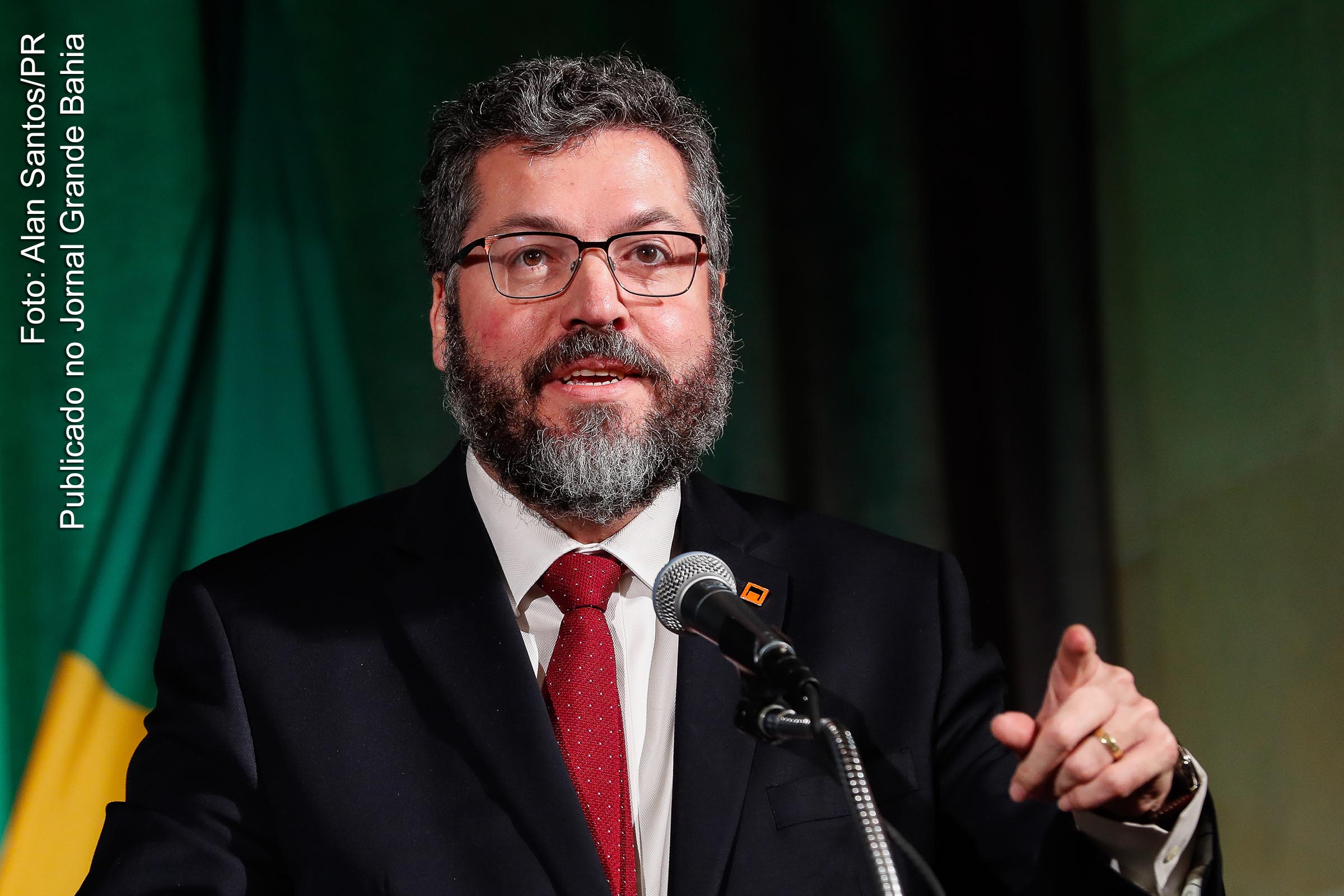 Ernesto Araújo, ministro das Relações Exteriores do Governo Bolsonaro, demonstra autuação esquizofrênica com traços de catatonia delirante.