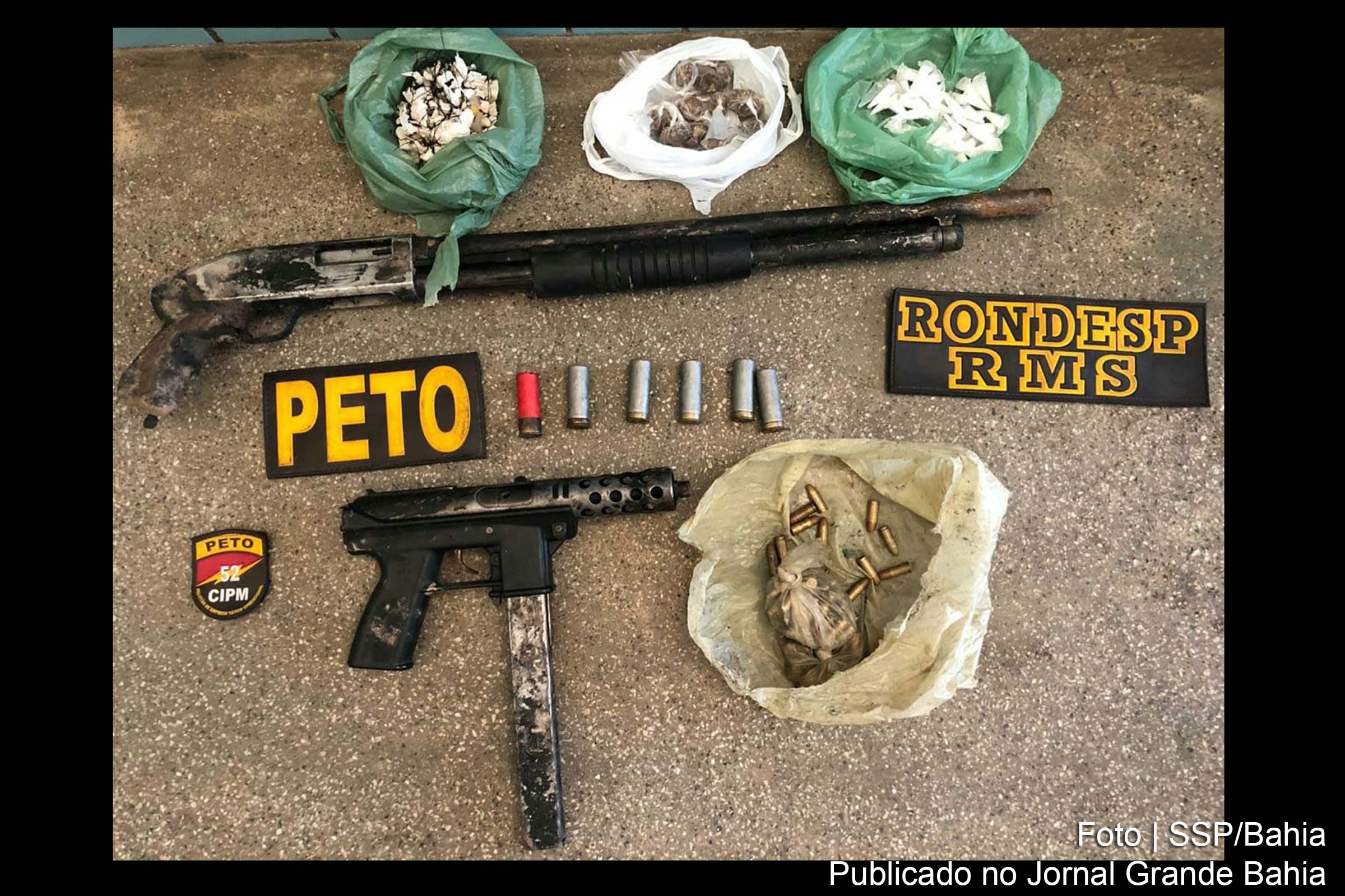 Polícia apreende metralhadora 9 milímetros, espingarda, munições e drogas.