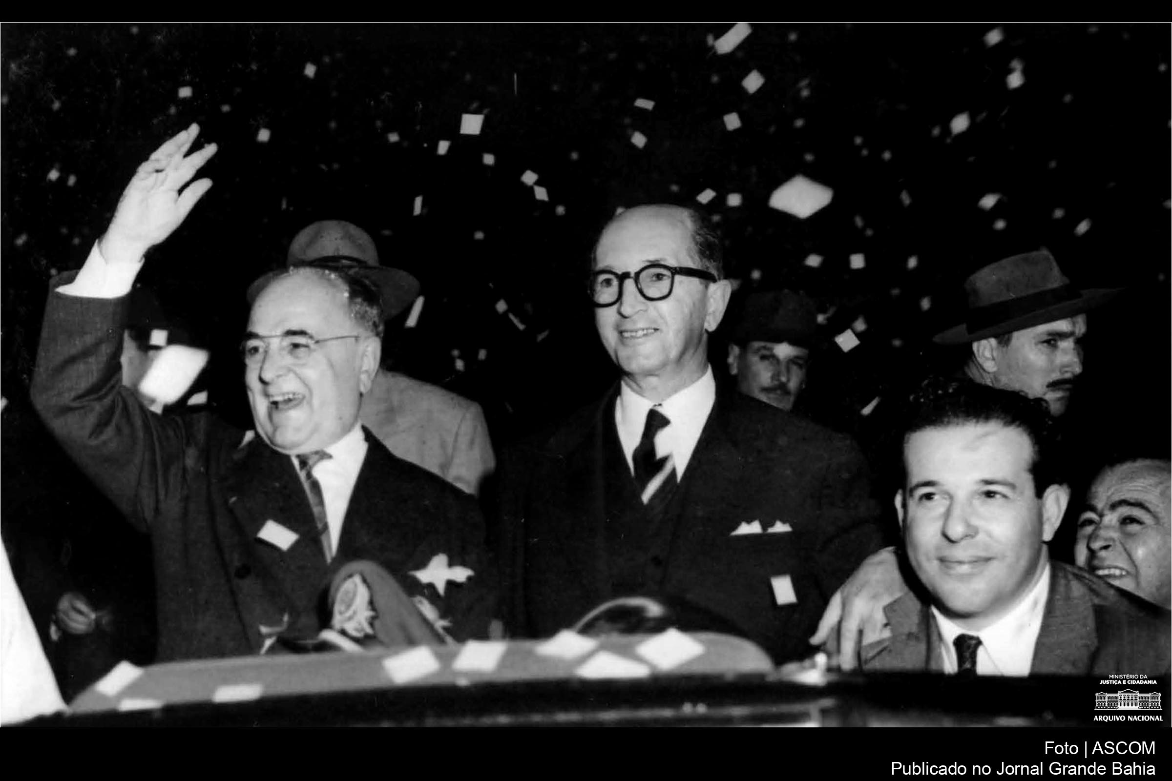 Presidente Getúlio Vargas, desfilando em carro aberto com João Goulart, no Rio Grande do Sul, na década de 1950.