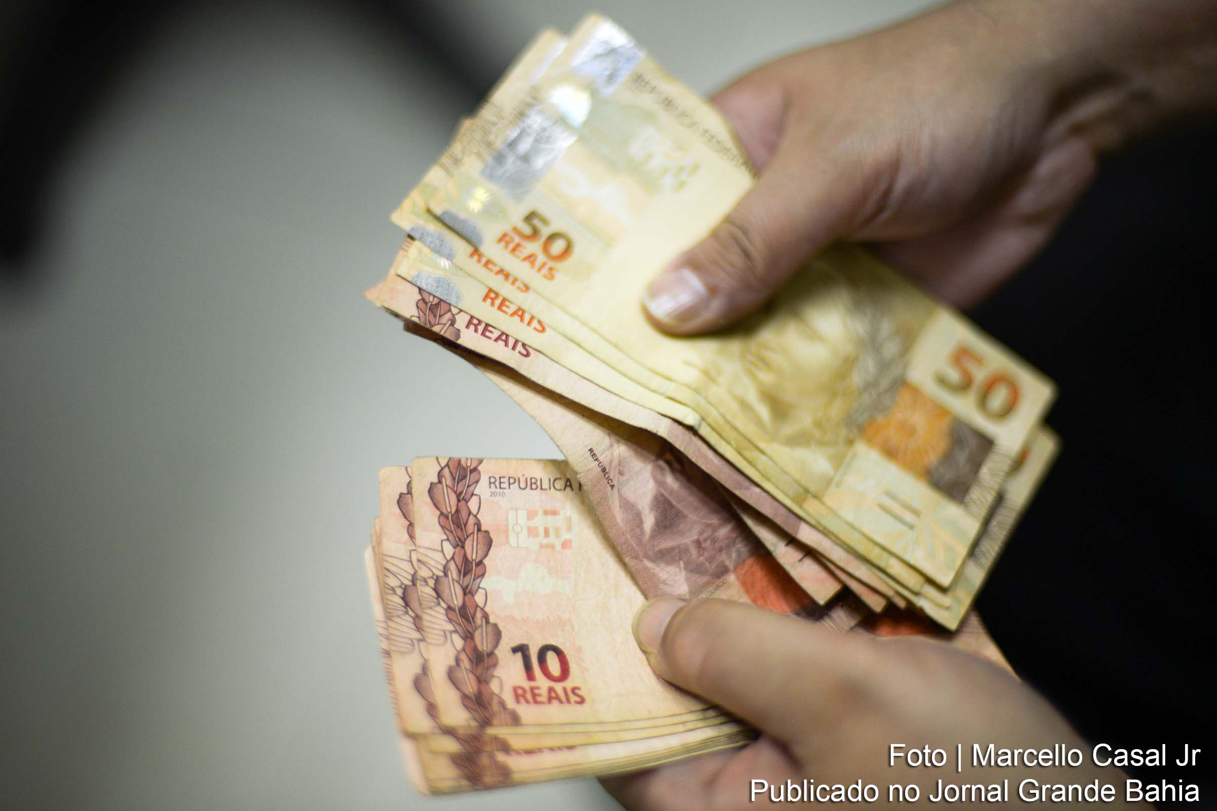 Dinheiro, notas de real (R$).