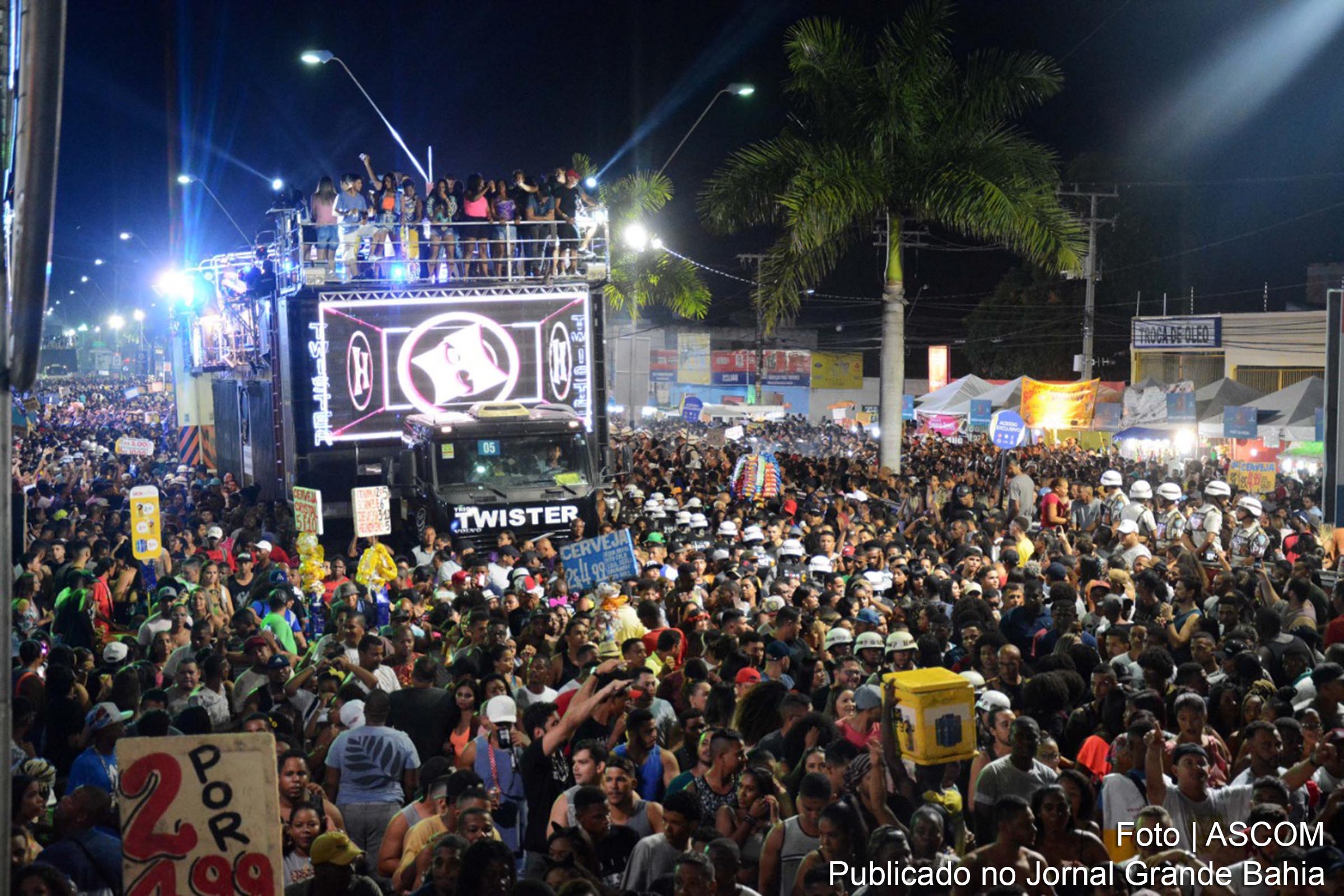 Harmonia do Samba e sua swingueira inconfundível arrastam multidão em Feira de Santana.