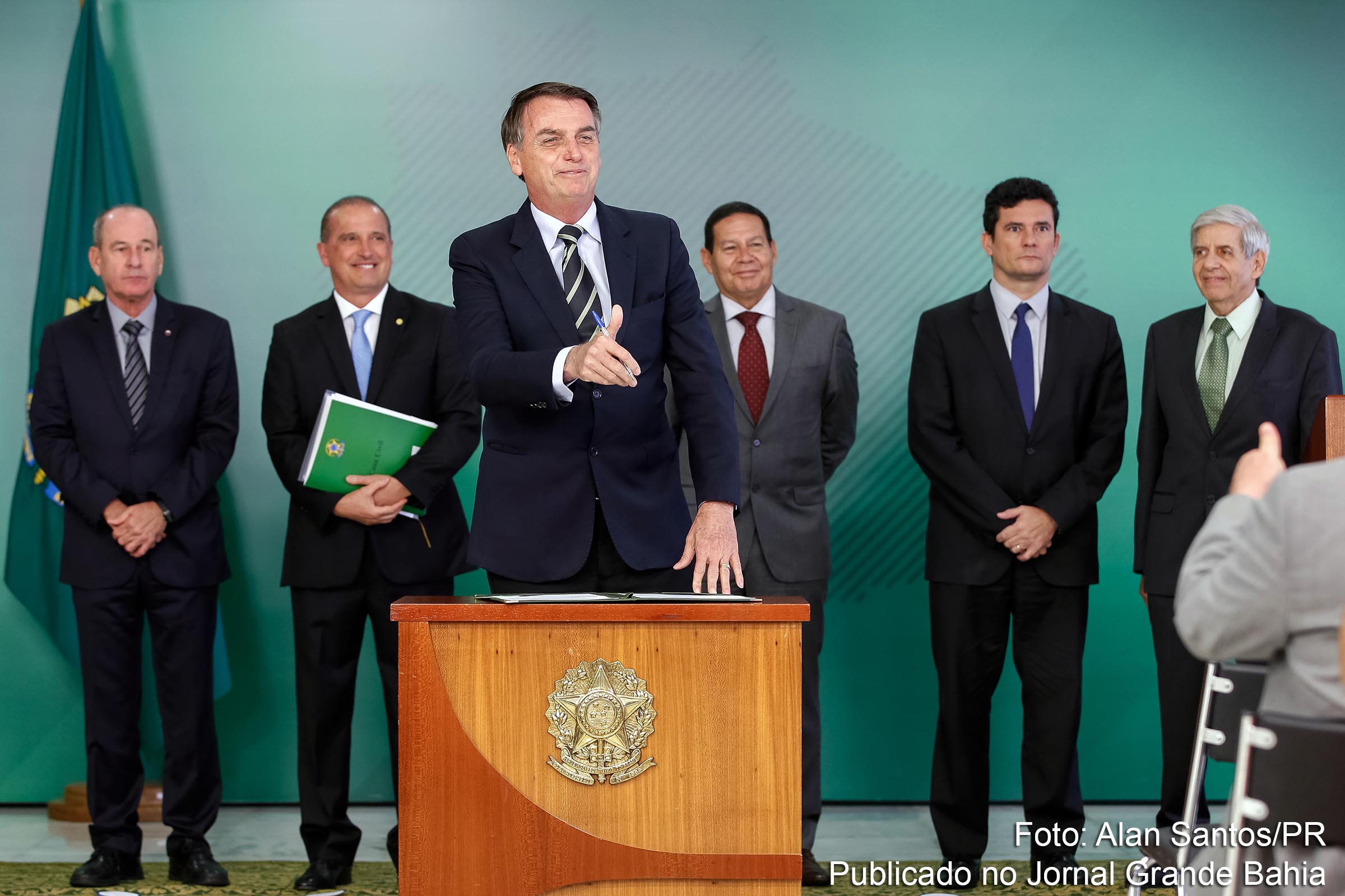 A liderança do presidente Jair Bolsonaro no negacionismo histórico como arma política; Fascistas usam instrumento de Estado para reescrever a história