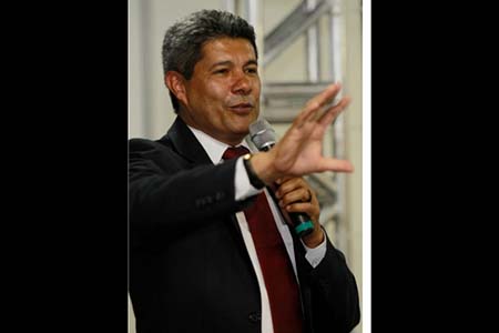 Uma sessão especial da Assembleia Legislativa do Estado, na quinta-feira, o Secretário de Educação da Bahia, Jerônimo Rodrigues, foi agraciado com a maior láurea estadual, Comenda 2 de Julho.
