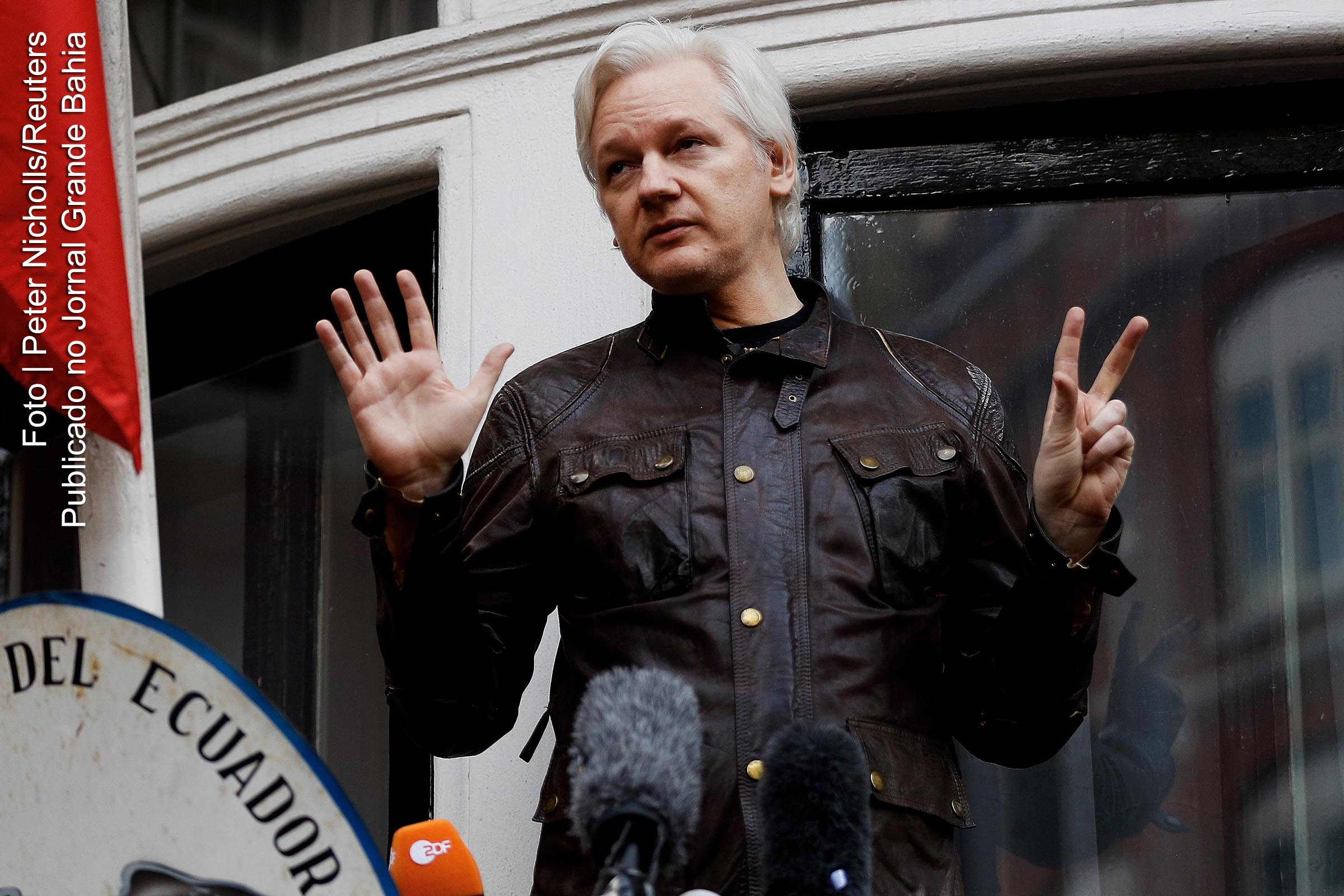 Julian Paul Assange é um jornalista, escritor e ciberativista australiano, que também possui cidadania equatoriana. É um dos nove membros do conselho consultivo do WikiLeaks, um wiki de denúncias e vazamento de informações. É também o principal porta-voz do website.