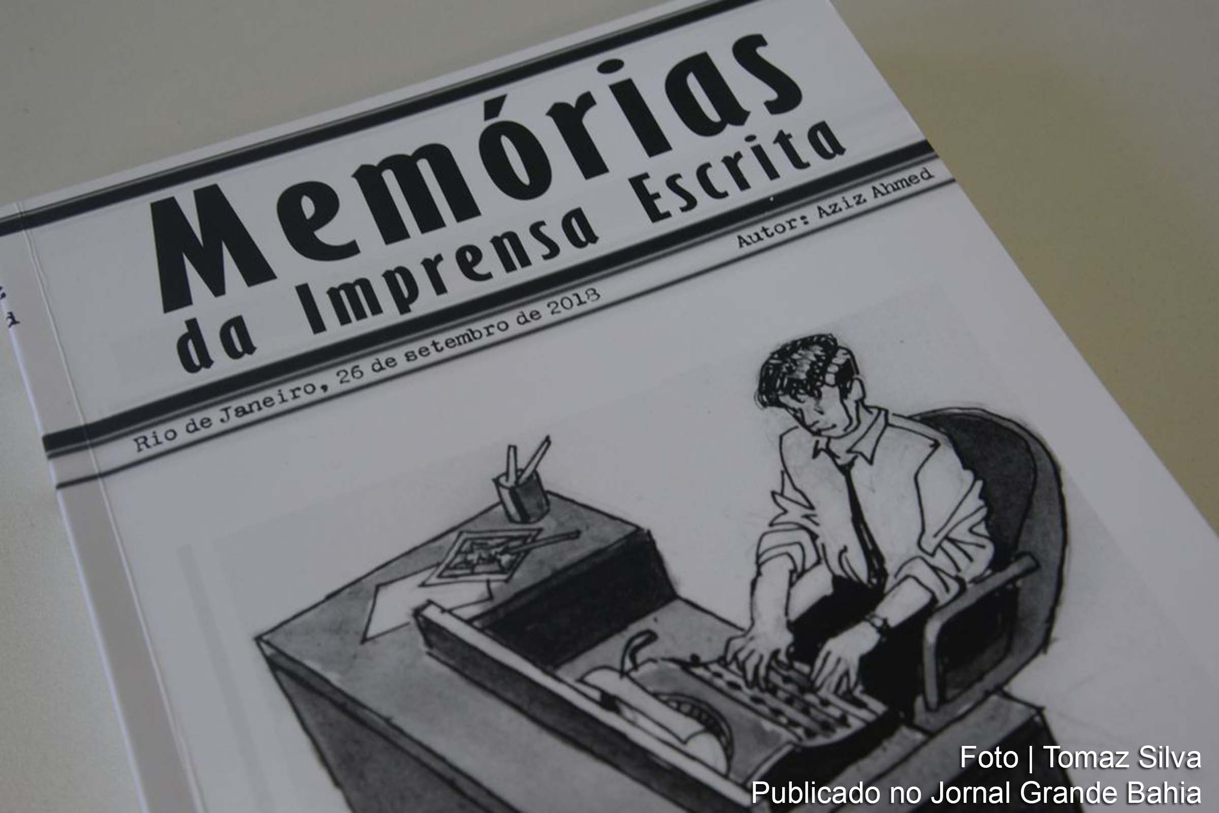 Detalhe da capa do livro ‘Memórias da Imprensa Escrita’, obra de autoria de Aziz Ahmed.