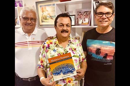 O neurologista Antônio Andrade recebe elogios ao seu livro dos amigos Desembargador Federal Conselheiro do CNJ Valtercio Oliveira e do engenheiro construtor José Mario Bastos, sócio diretor da Construtora Santa Cruz.