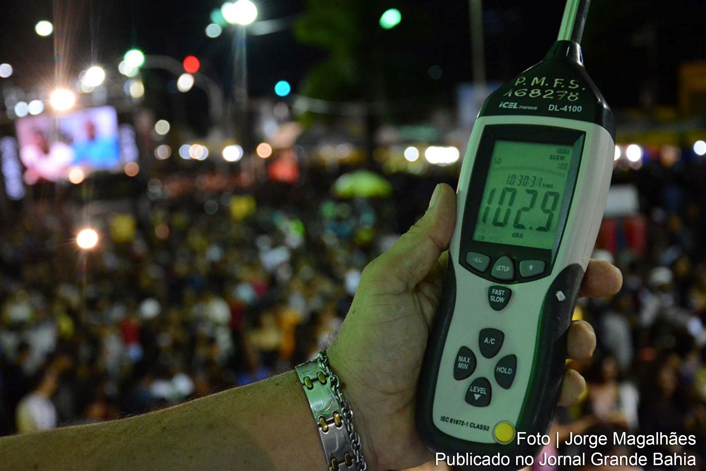 Prefeitura de Feira de Santana alerta para cuidados com problemas auditivos no futuro, o ideal é que o folião mantenha uma distância segura dos trios elétricos.