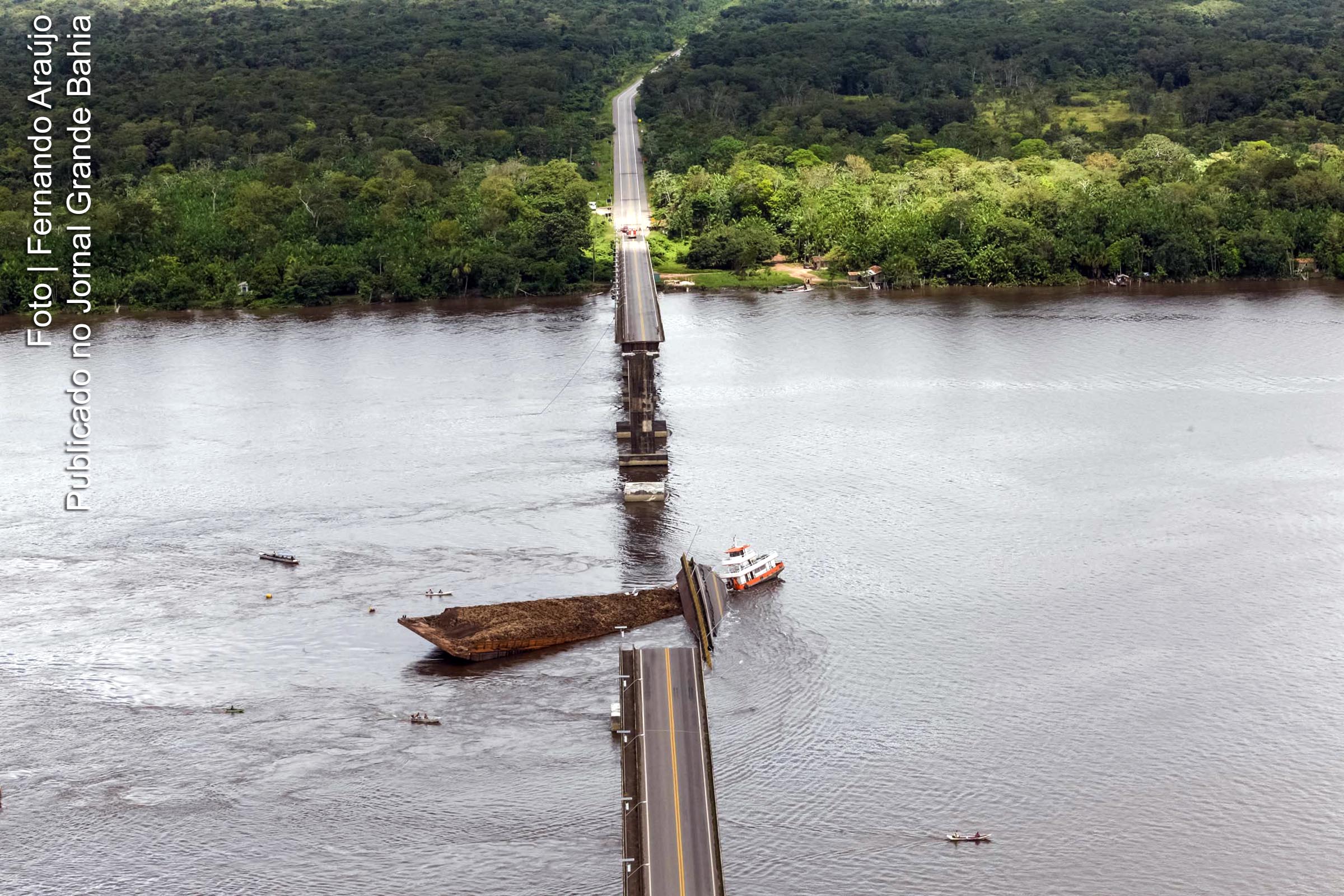 Parte de uma ponte do complexo Alça Viária, que conecta regiões do Pará, desabou na madrugada de sábado (06/04/2019), no Rio Moju.