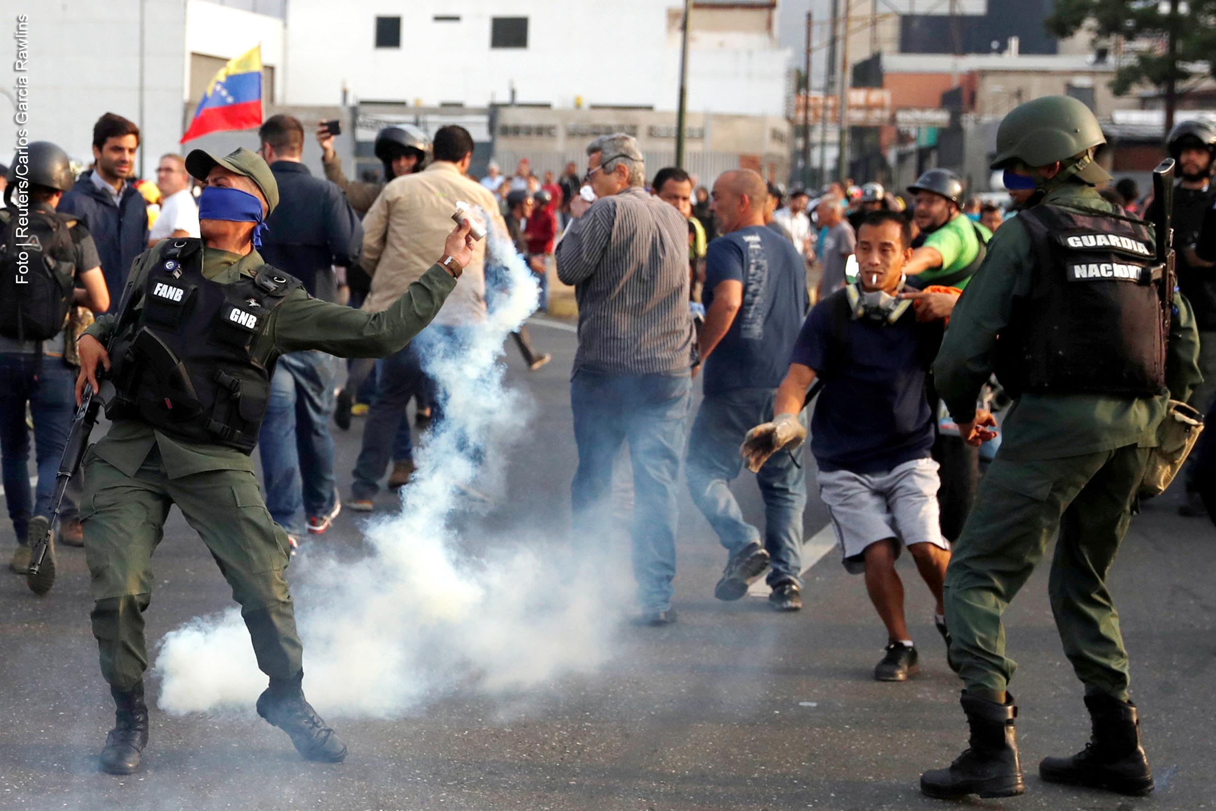 Deputado Juan Guaidó afirma ter apoio de militares para derrubar presidente da Venezuela; Secretário-geral da OEA diz que apoia adesão de militares contra Governo de Nicolás Maduro