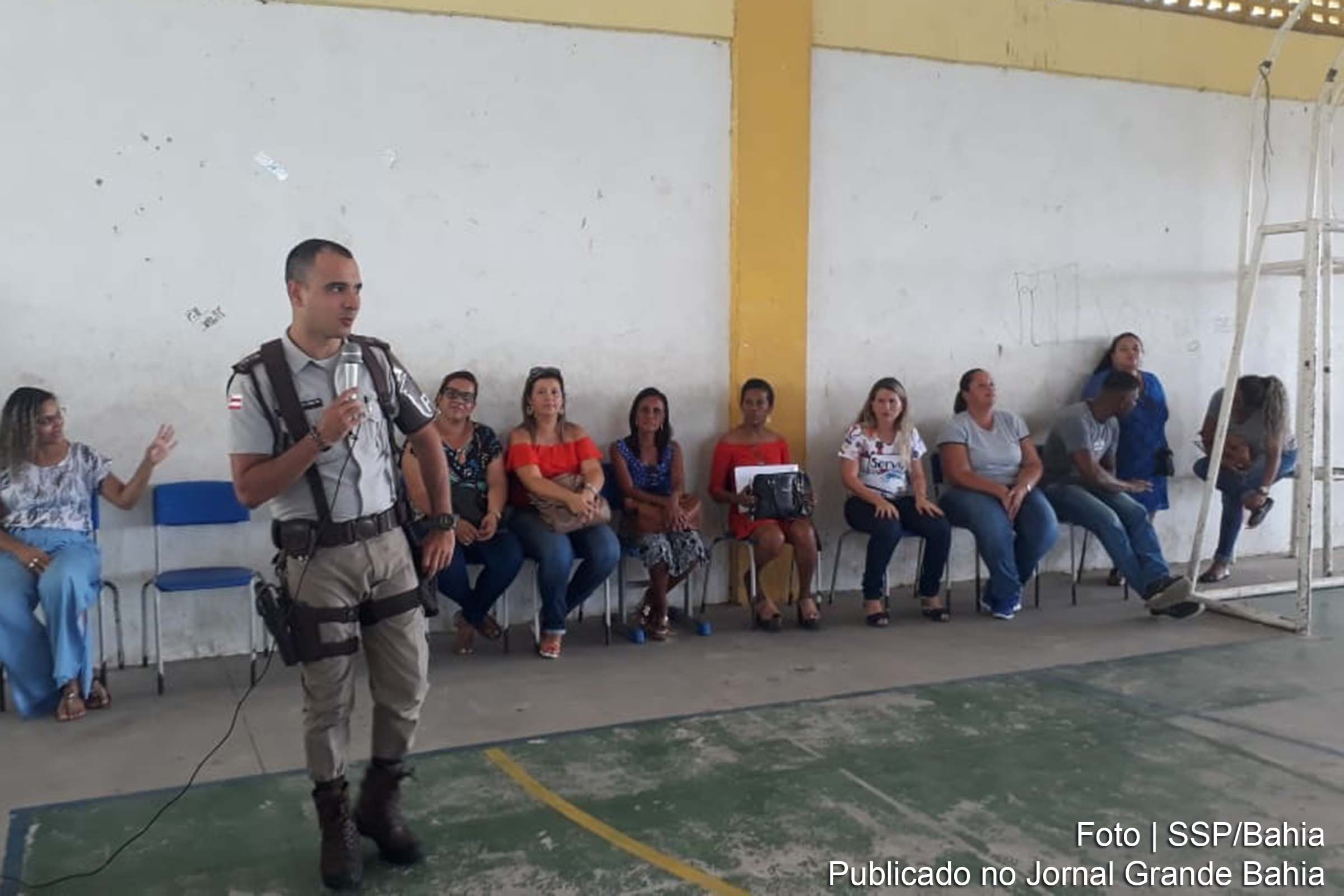 Na ação os policiais tiraram dúvidas e instruíram alunos e professores sobre o risco de propagar essas informações.
