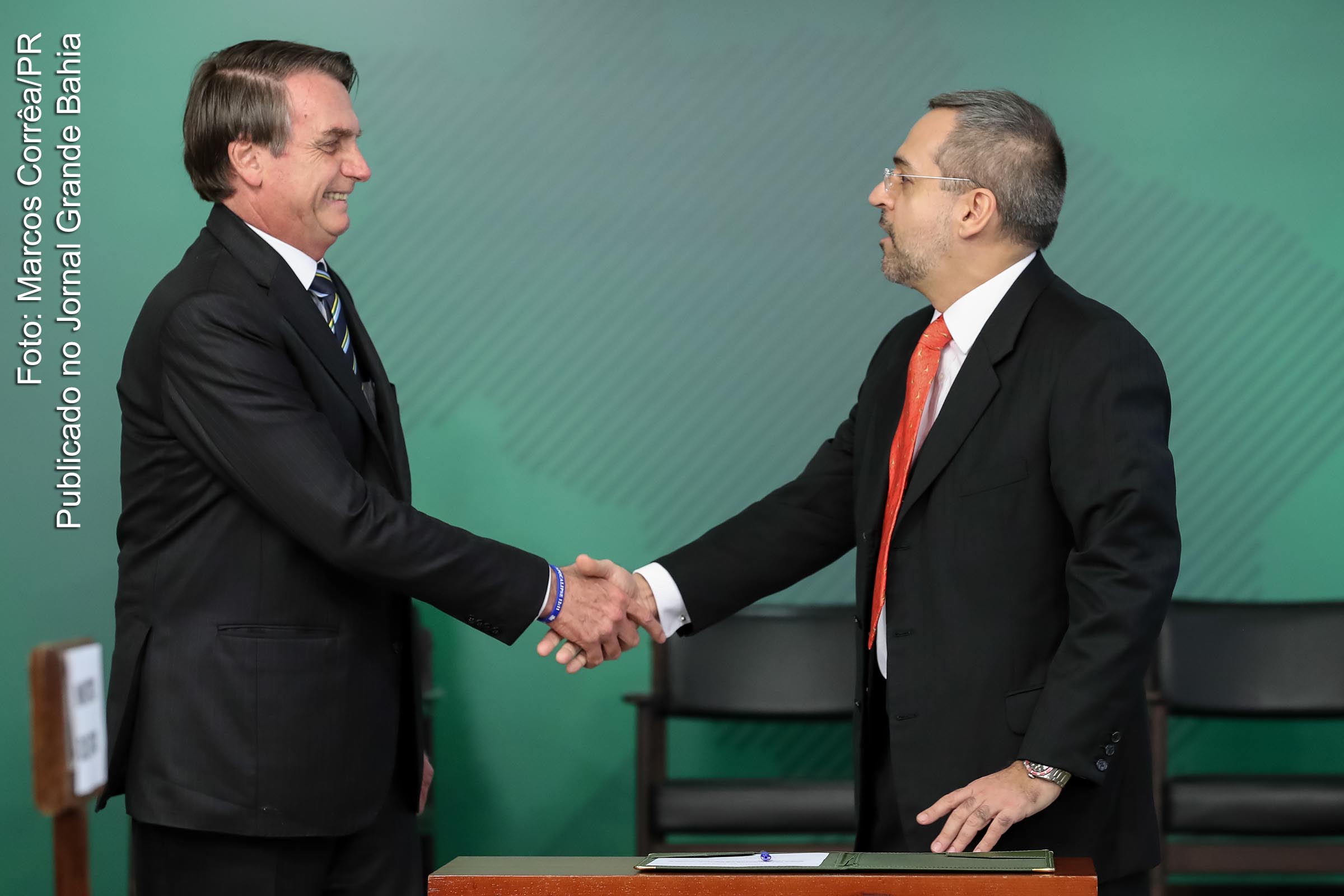 Presidente Jair Bolsonaro cumprimenta Abraham Weintraub, ministro da Educação.