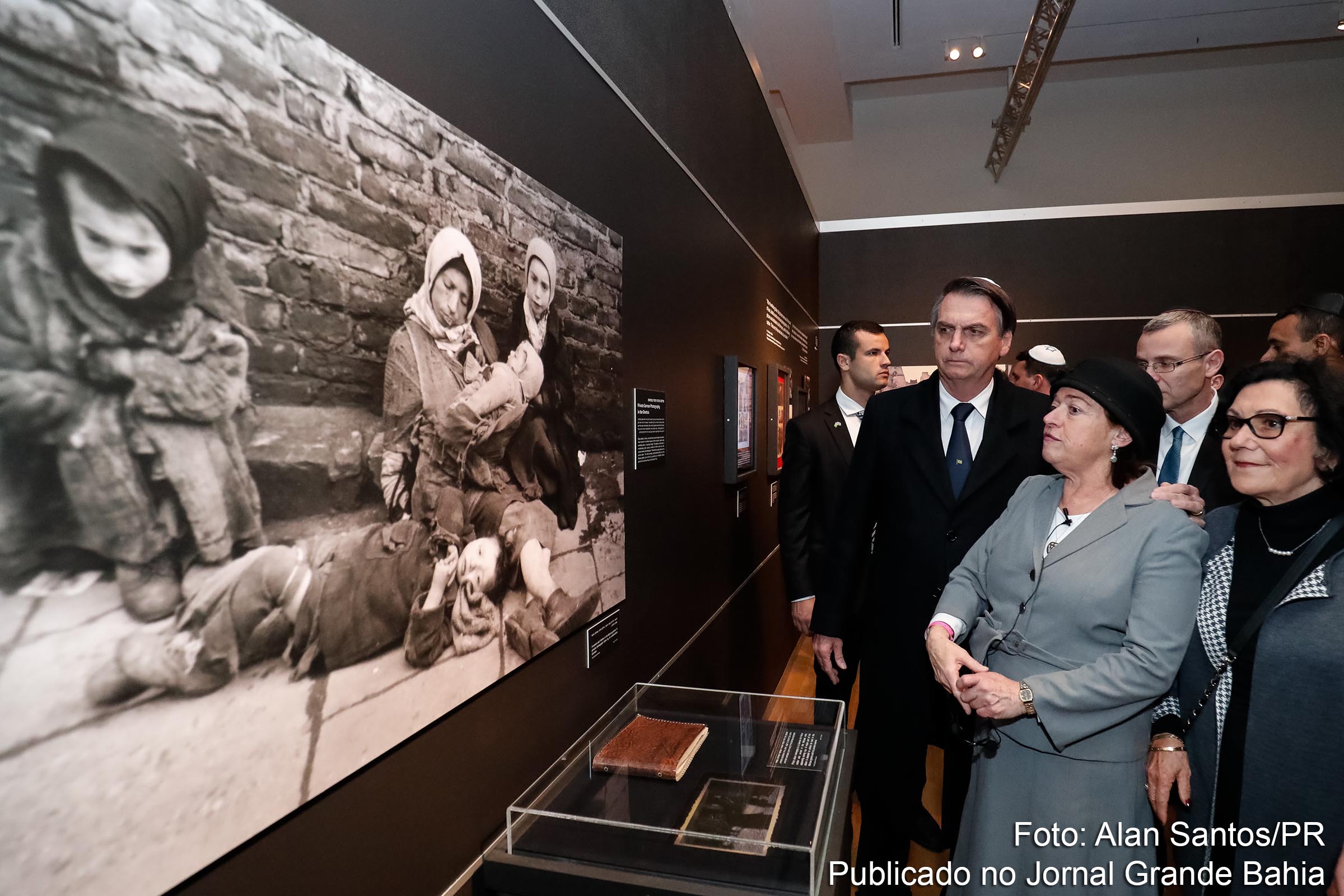 Em 2 de abril de 2019, presidente Jair Bolsonaro visita exposição ‘Flashes of Memory: fotografia durante o Holocausto’, em Yad Vashem, Centro Mundial de Memória do Holocausto. Cerca de 10 dias após visita ao local, presidente do Brasil acredita que genocídio dos judeus pode ser perdoado. Demência esquizofrênica e analfabetismo funcional identificam atuação do mandatário.