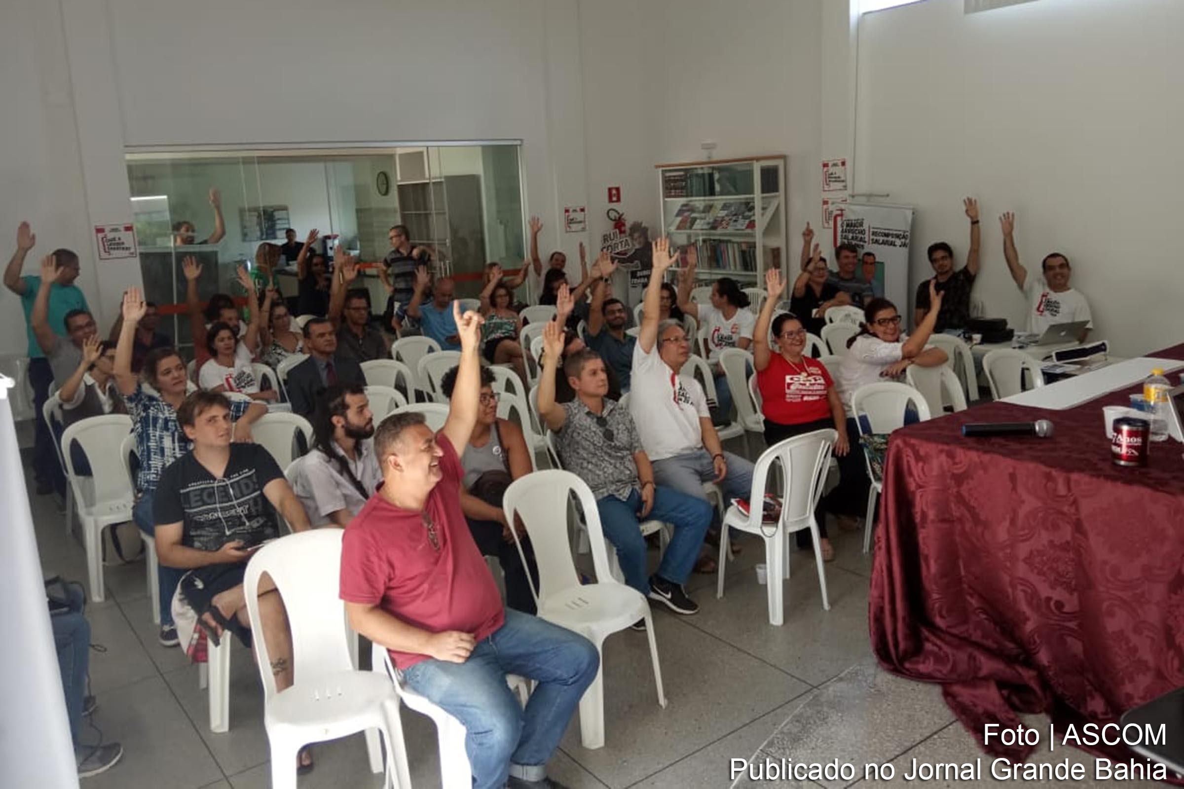 Professores da UESB aprovam manutenção da greve.