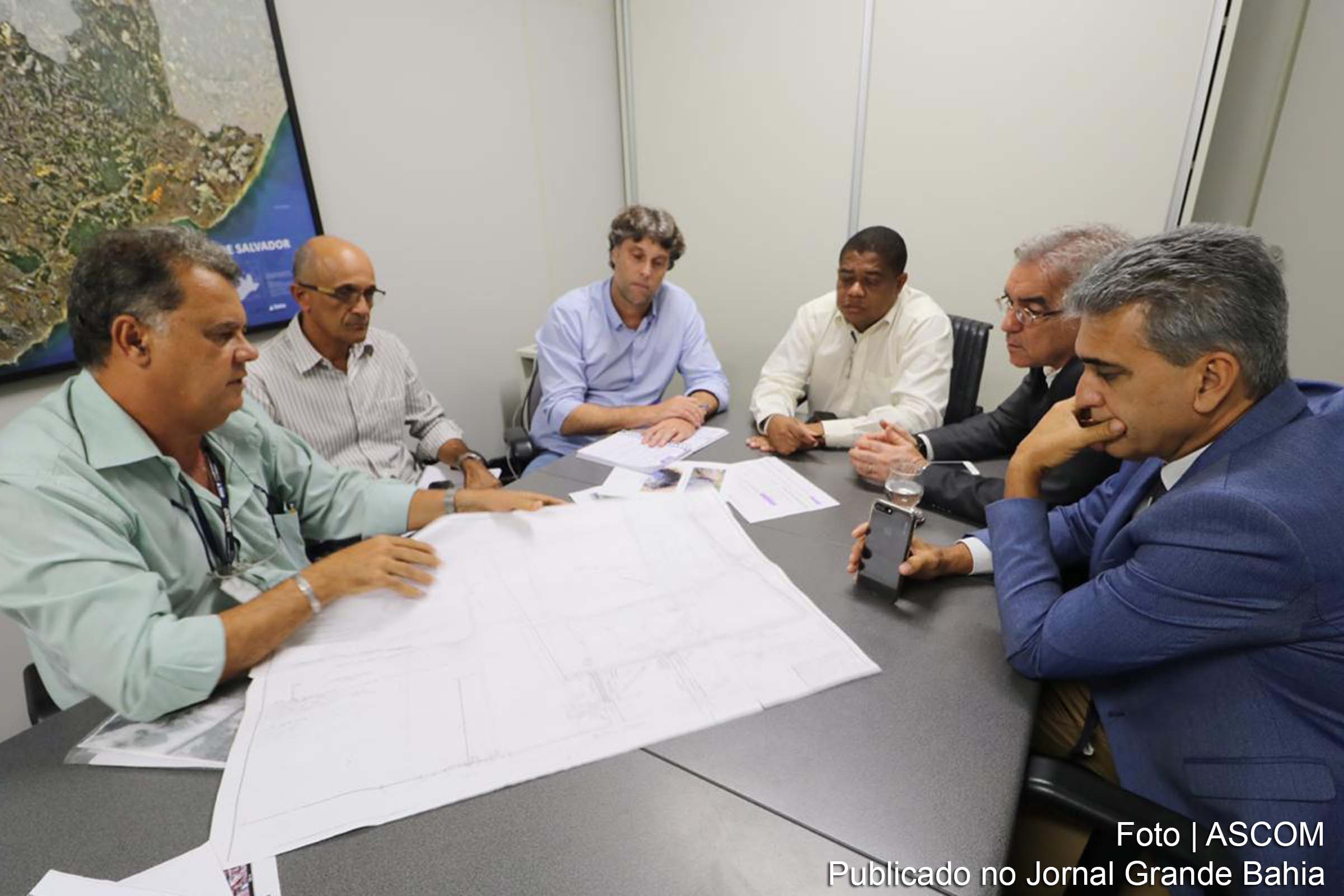 Técnicos da CONDER e os deputados José Cerqueira Neto (Zé Neto) e Robinson Almeida debatem conclusão das obras da Lagoa Grande de Feira de Santana.