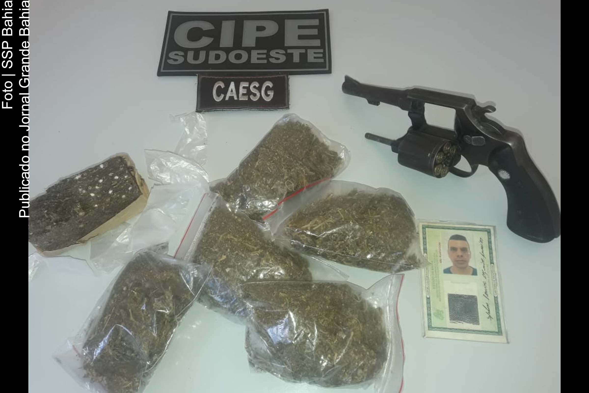 Revólver calibre 38, munições, cinco trouxas de maconha foram apreendidos pela Polícia Militar da Bahia.