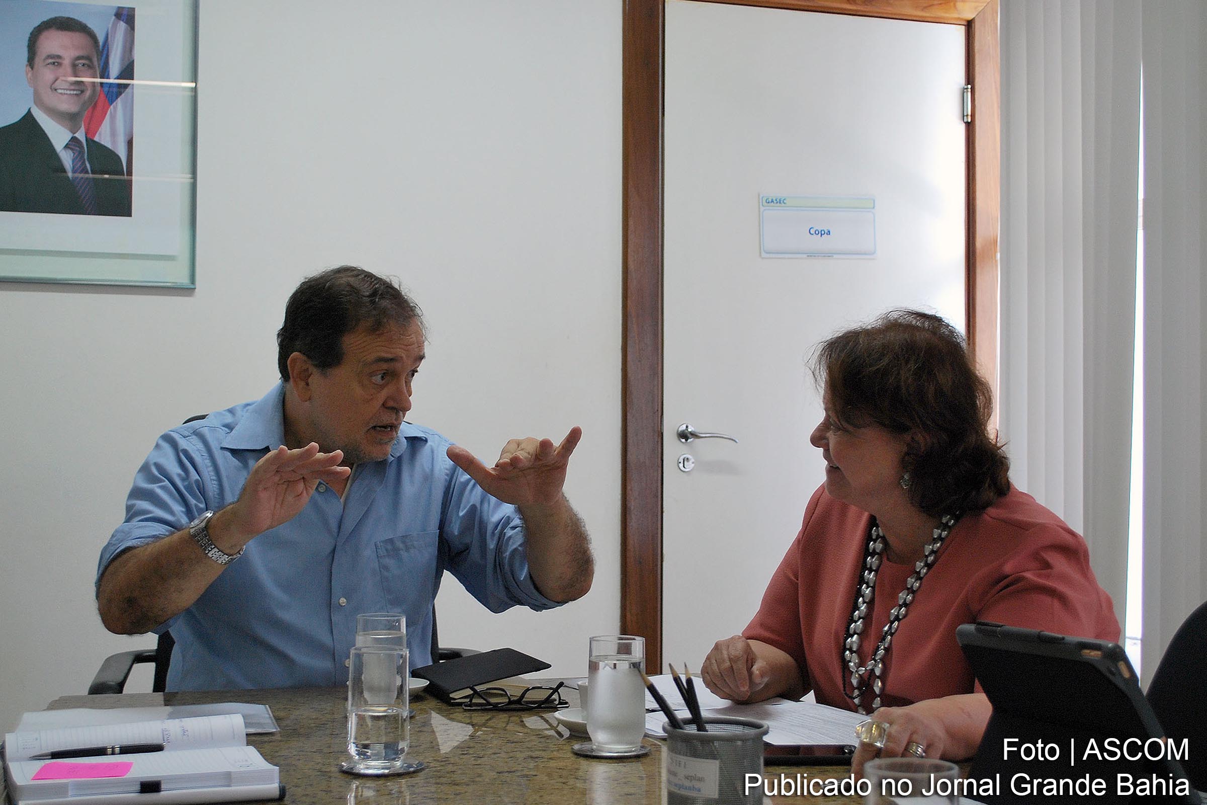 Secretários Walter Pinheiro e Julieta Palmeira debatem planejamento sobre políticas estaduais para as mulheres.