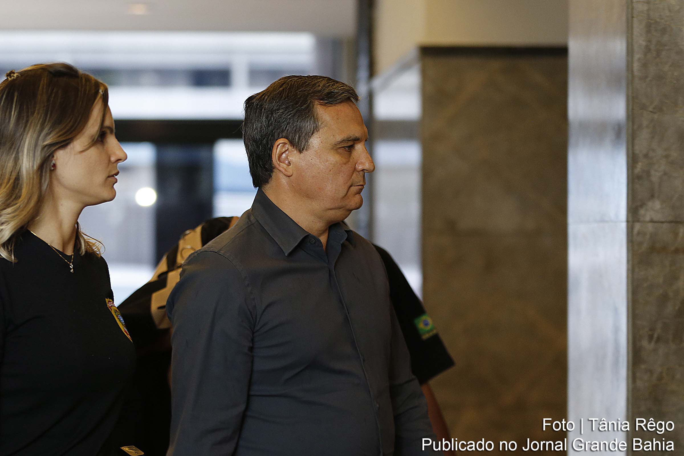 O ex-chefe da Casa Civil do governo Sérgio Cabral, Régis Fichtner, chega preso à sede da Polícia Federal.