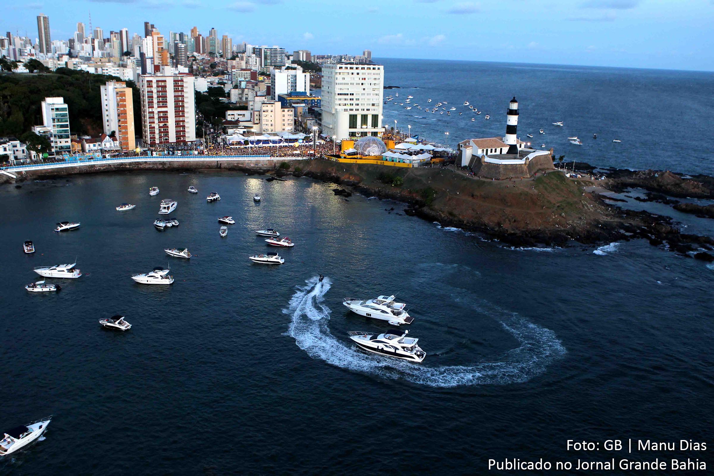 Vista aérea do Farol da Barra em Salvador, durante o Carnaval 2017.
