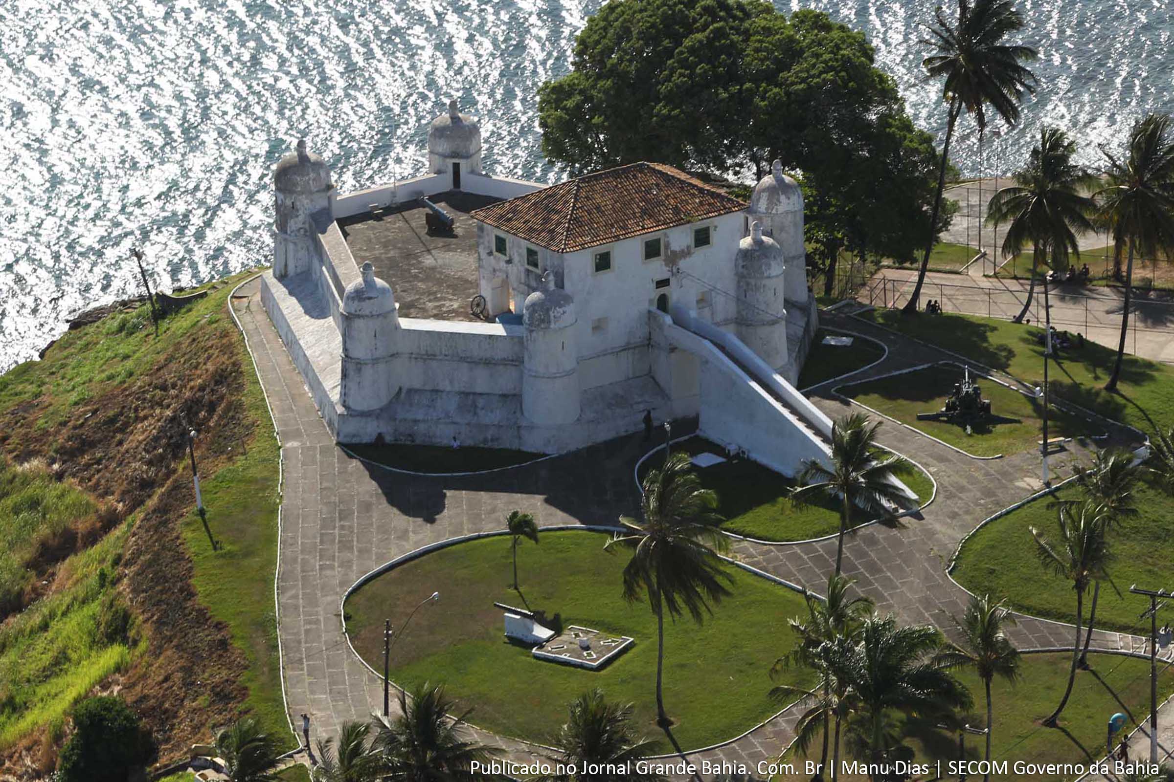 O Forte de Nossa Senhora de Monte Serrat localiza-se em posição dominante na ponta de Monte Serrat, à época do Brasil Colônia no limite norte da cidade de Salvador, atual rua da Boa Viagem, no litoral do estado da Bahia, no Brasil