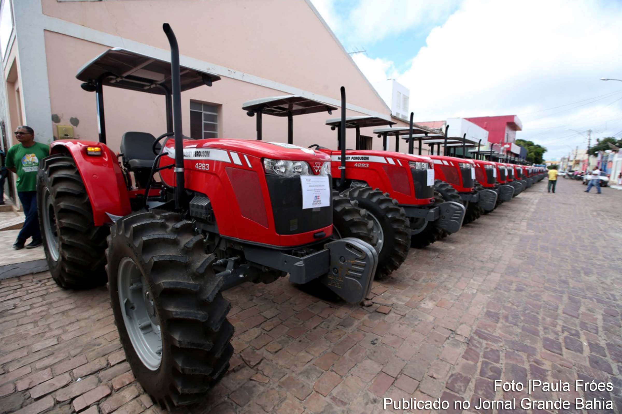 Tratores são entregues pelo Governo da Bahia à associações e municípios da Chapada Diamantina.