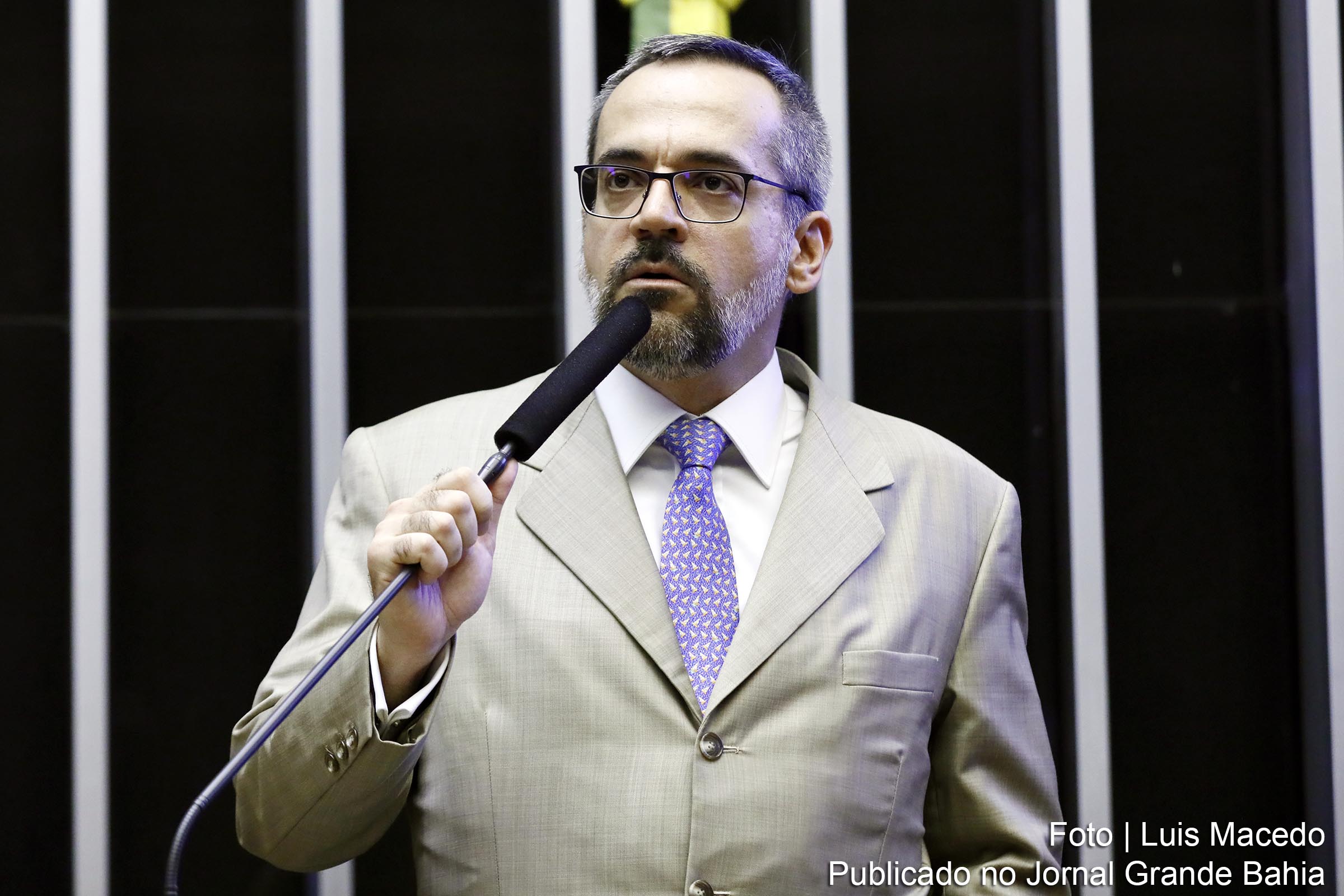Abraham Weintraub, reconhecido como ministro da Deseducação do Governo Bolsonaro. Convocado a comparecer ao Plenário da Câmara dos Deputados, ele afirmou que governo está cumprindo contingenciamento previsto em lei. Debate foi marcado por embates entre o ministro e a oposição.