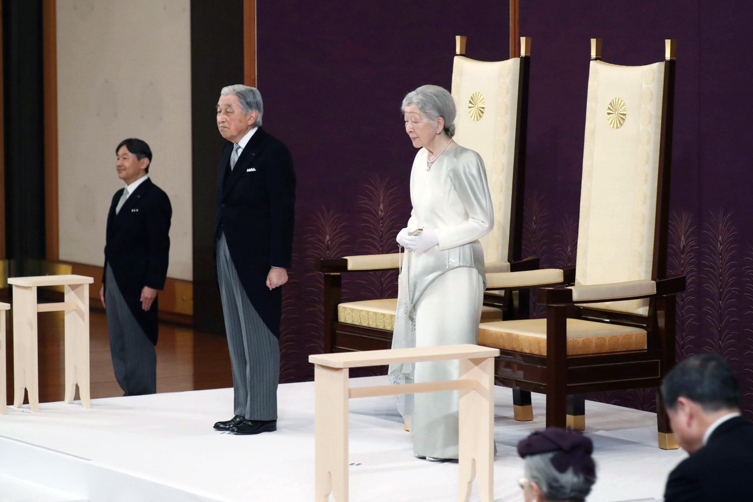 Akihito encerra reinado de 30 anos e agradece apoio do povo do Japão. Primeiro soberano do país a abdicar do trono em dois séculos será sucedido pelo filho Naruhito.