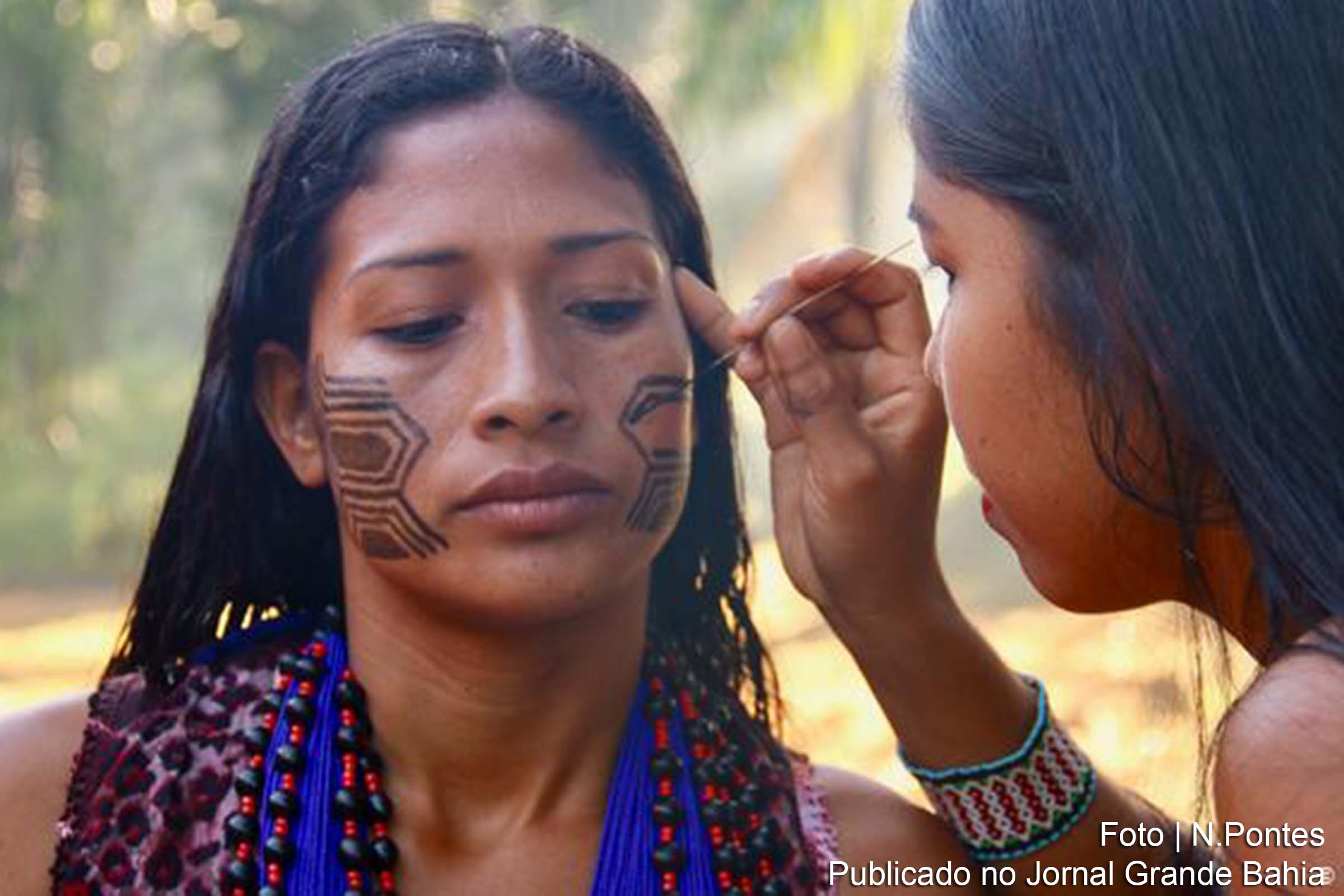 Mulheres do Parque Indígena do Xingu, em Mato Grosso, começam a se organizar para defender o que consideram mais valioso: o território coberto por florestas.