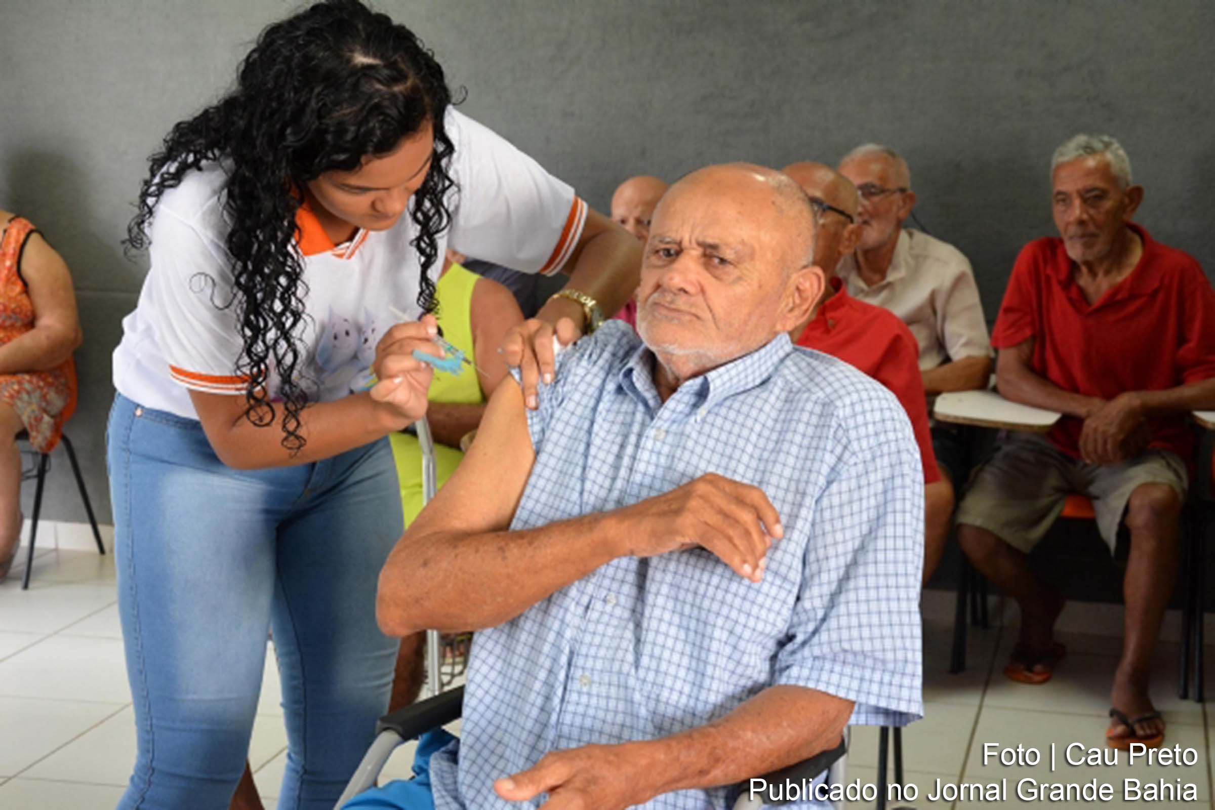 80 idosos do Lar do irmão Velho são imunizados contra três subtipos do vírus da gripe que mais circularam no último ano.