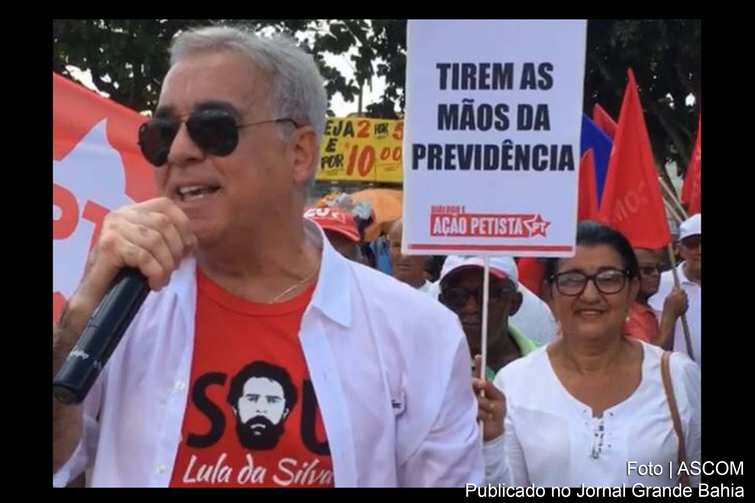 Deputado federal José Cerqueira Neto (Zé Neto, PT) liderada protestos contra a Reforma da Previdência apresentada pelo Governo Bolsonaro. Manifestação ocorreu durante atos pelo 1º Maio, em Feira de Santana.