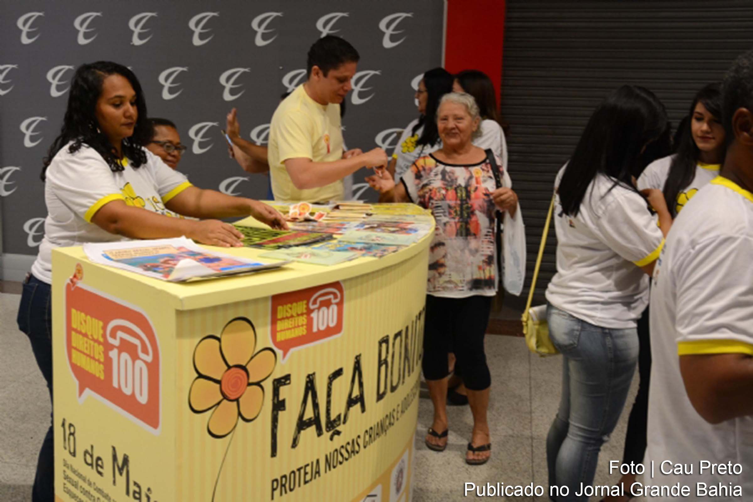 Stand informa sobre abuso e exploração sexual de crianças e adolescentes.
