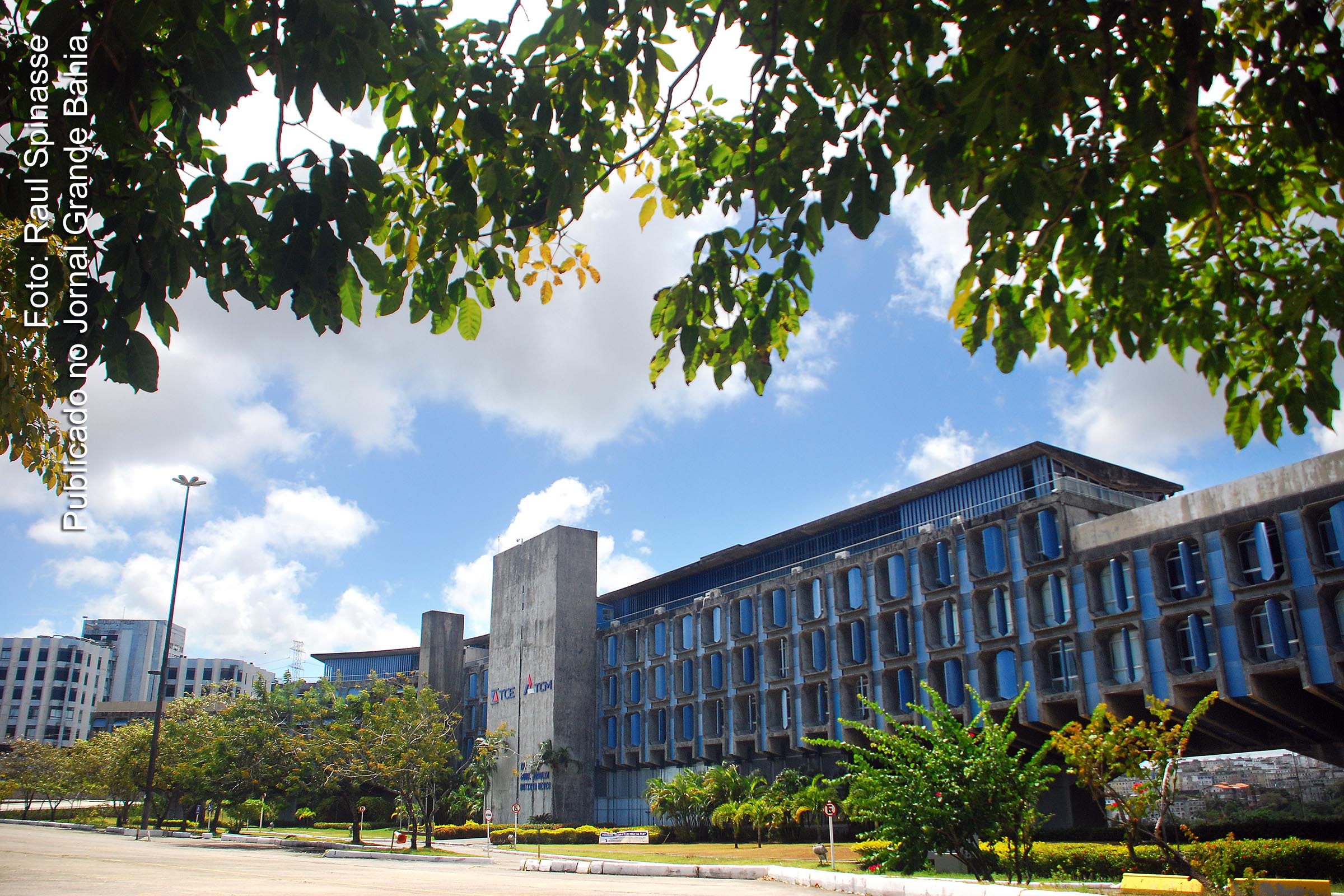 Fachada da sede do Tribunal de Contas do Estado (TCE Bahia) e do Tribunal de Contas dos Municípios (TCE Bahia).