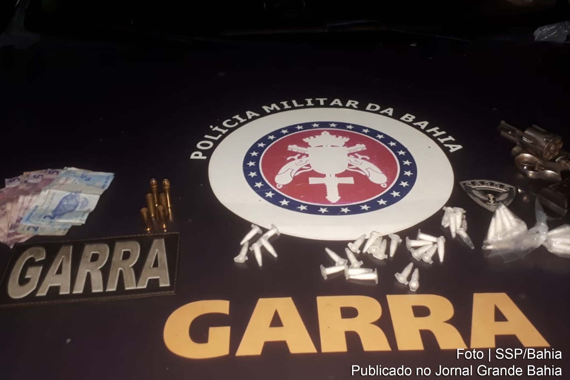 Polícia apreende drogas, munição e armas.