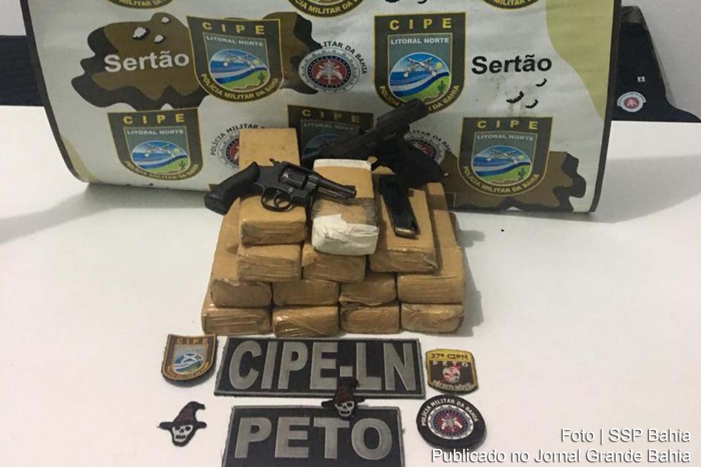 Uma pistola calibre 9mm, um revólver calibre 32, carregador, munições, 13 tabletes de maconha prensada foram apreendidos pela Polícia Militar da Bahia.