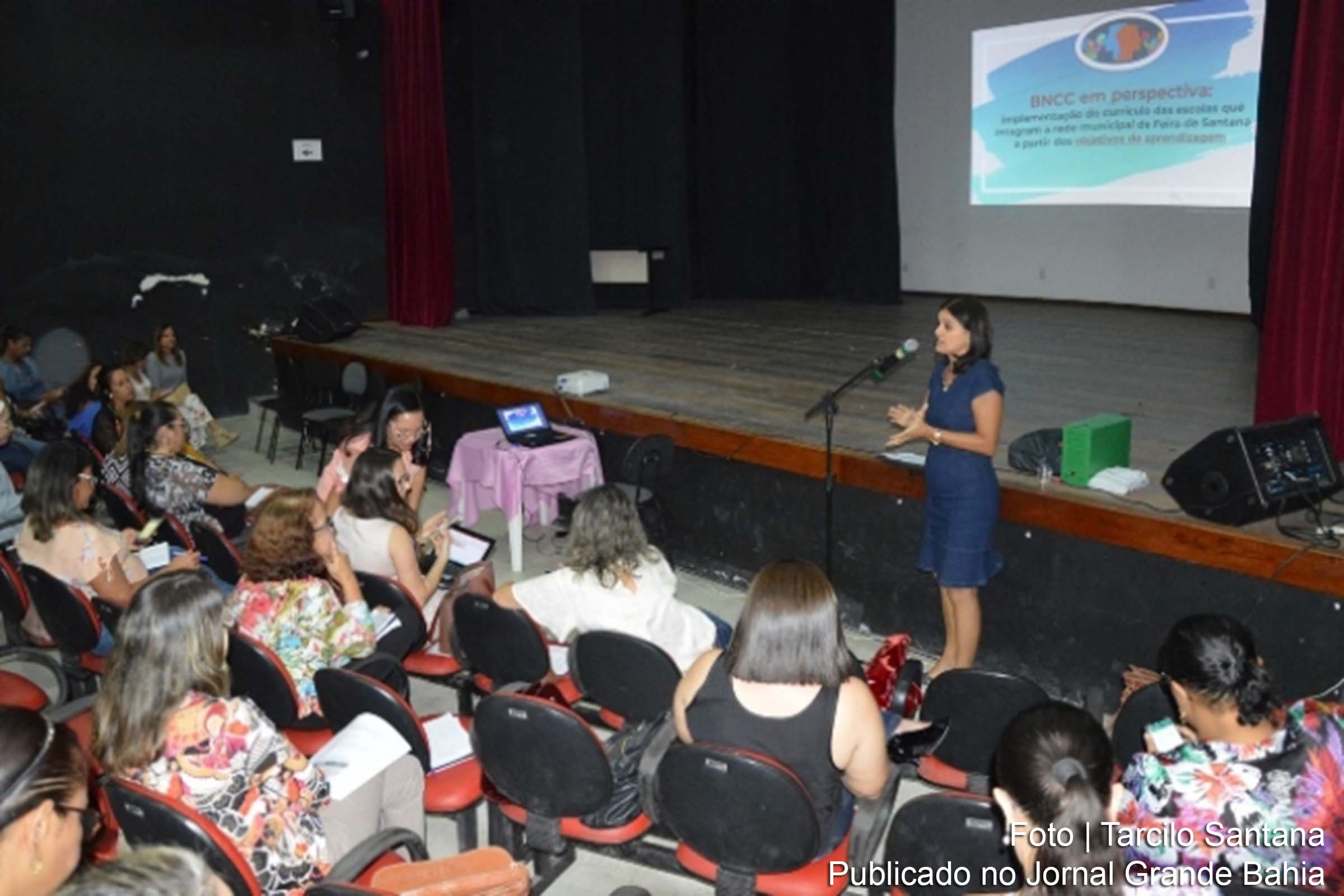 Gestores das unidades de ensino e representantes da Secretaria de Educação da Prefeitura de Feira de Santana reuniram-se para debater o tema da Base Nacional Curricular Comum.