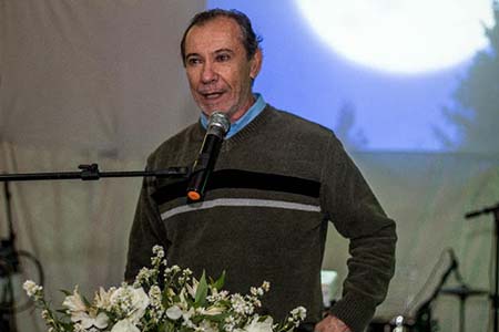 O artista plástico Gil Mario expondo seus trabalhos no Decor.