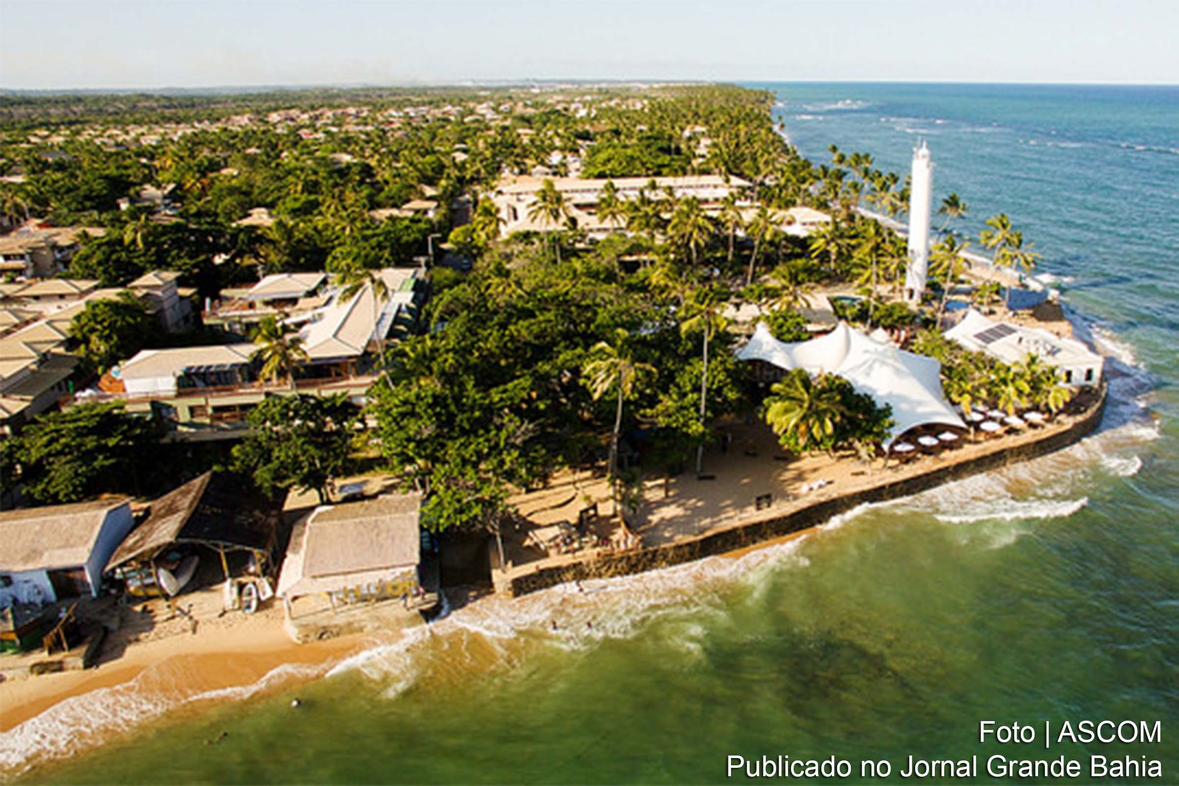 Imagem aérea da Praia do Forte localizada em Mata de São João.