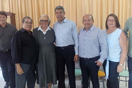 O secretário de Educação da Bahia Jeronimo Rodrigues, em Feira de Santana, visitando o Dispensário Santana e sendo recebido pela sua fundadora freira Irma Rosa Aparecida, que e responsável pela obra para pessoas carentes.