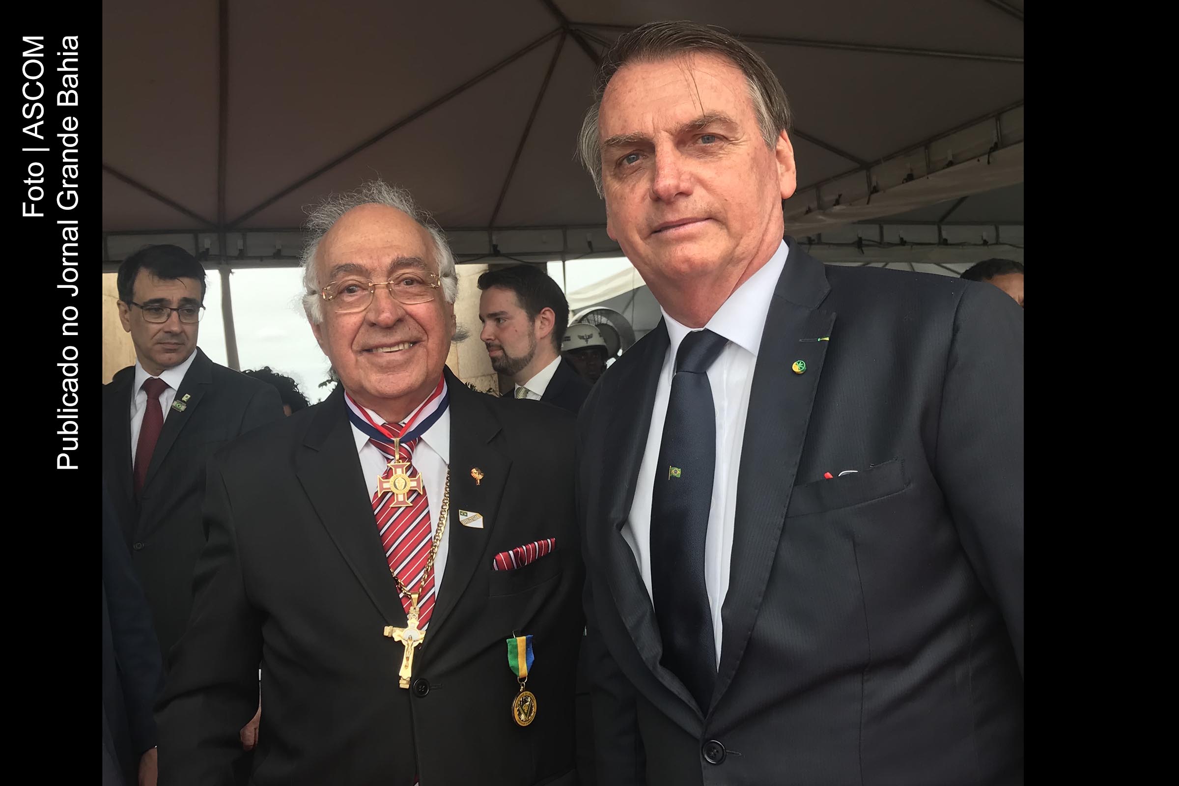 Nelson José de Carvalho, diretor da ABI Bahia e Jair Bolsonaro, presidente da República do Brasil, participam da solenidade da Medalha da Vitória, no Rio de Janeiro.