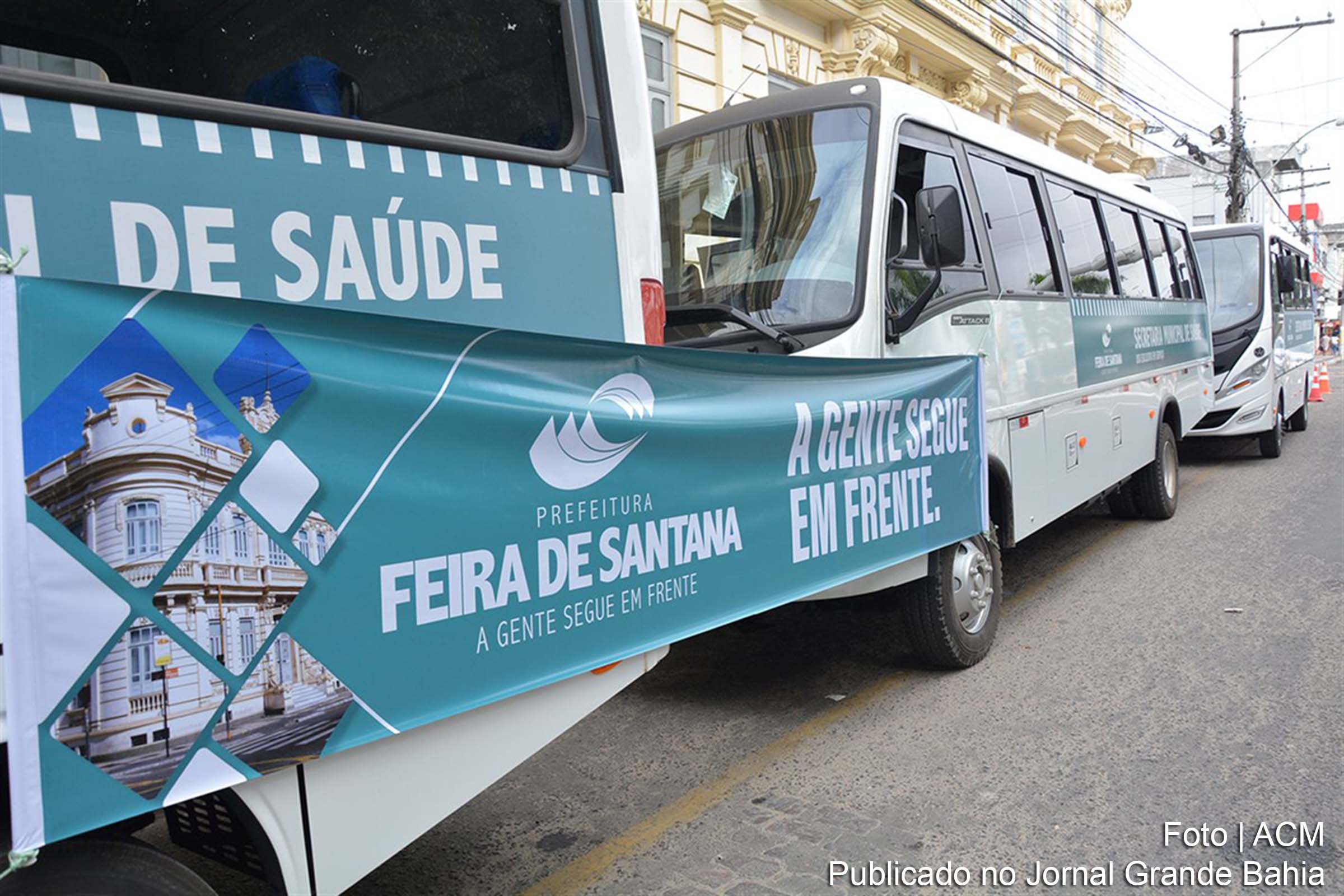 Feira de Santana: Prefeito Colbert Martins Filho entrega quatro ônibus para transporte de pacientes que fazem tratamento em outras cidades