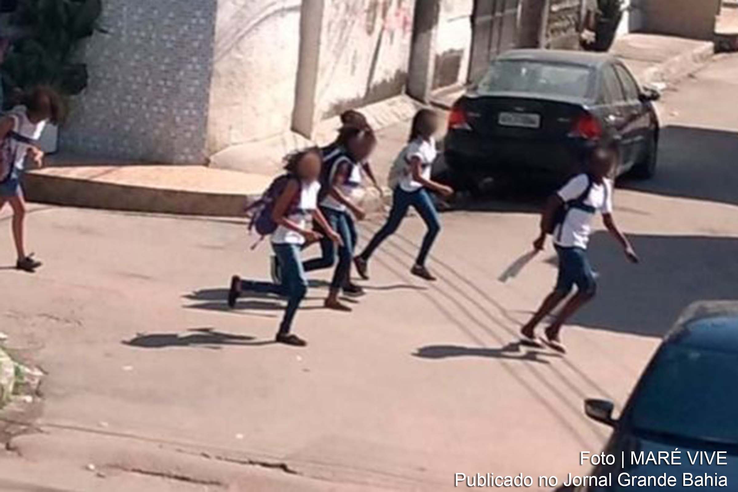 Operação policial com uso de helicóptero deixou oito mortos e três feridos, entre eles uma criança. Alunos foram fotografados fugindo em meio a operação.