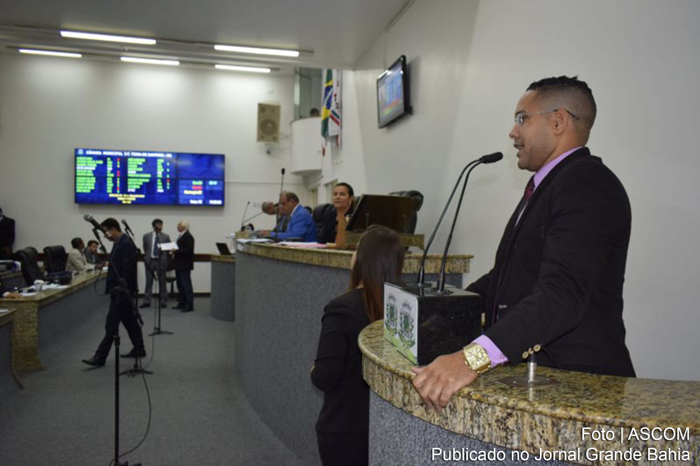 Câmara Municipal de Feira de Santana aprovou Projeto de Decreto Legislativo que concede o Título de Cidadão Feirense ao pastor evangélico e deputado federal Alex Marco Santana Souza.