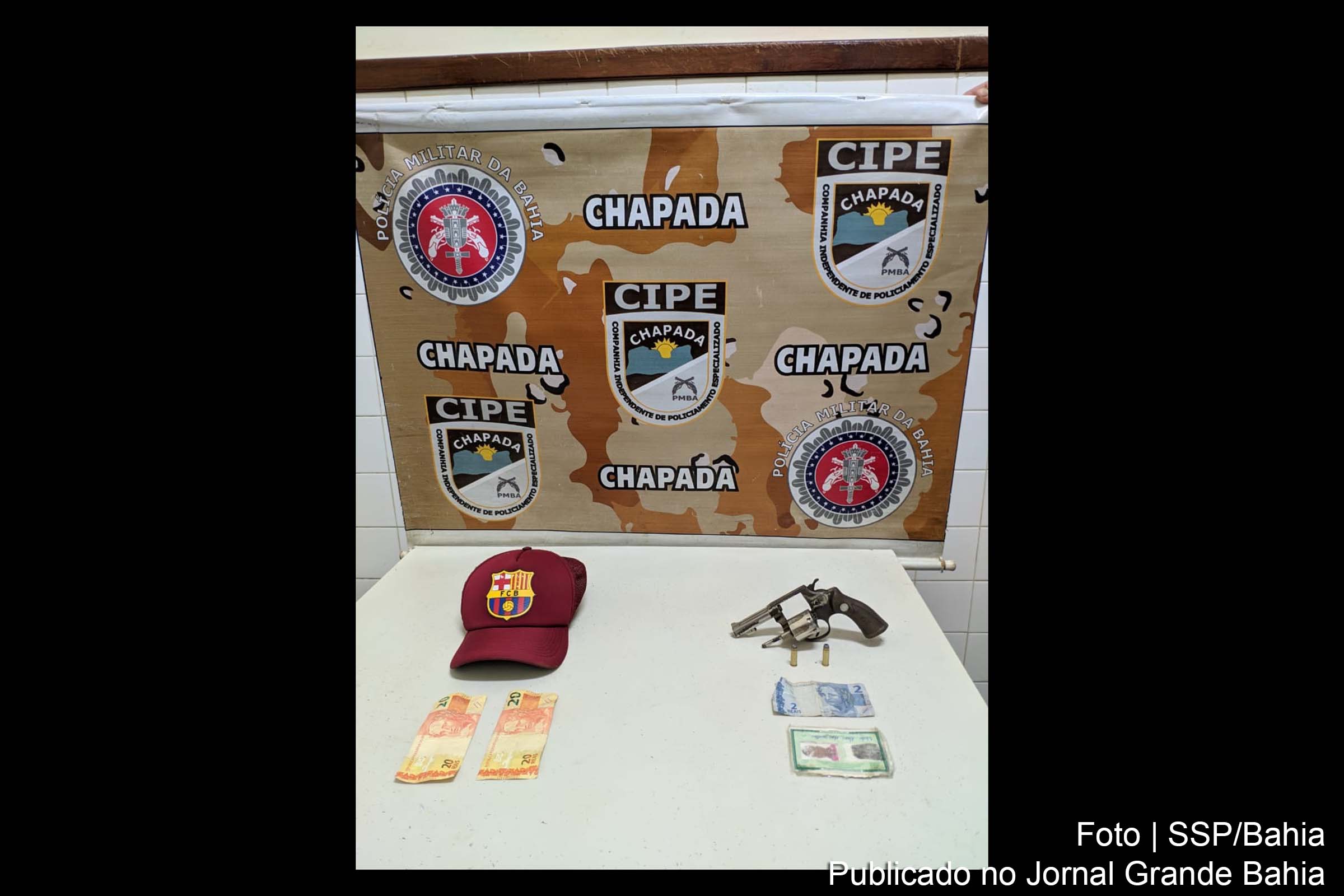 Policia apreende revolver calibre 32, munições, dinheiro e documentos.