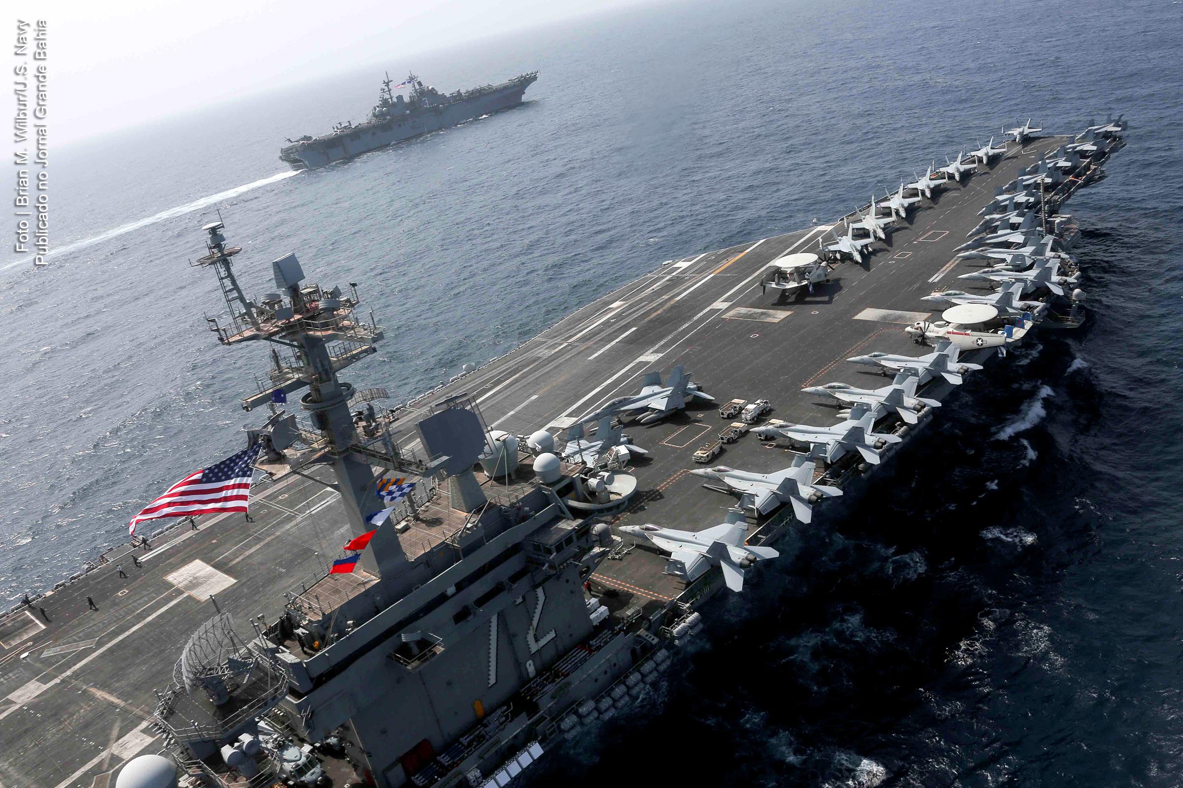 Porta-aviões Nimitz USS Abraham Lincoln (CVN 72) e o Navio de Assalto Anfíbio da classe Wasp USS Kearsarge (LHD 3) realizam operações da 5ª Frota dos Estados Unidos da América no Mar da Arábia.