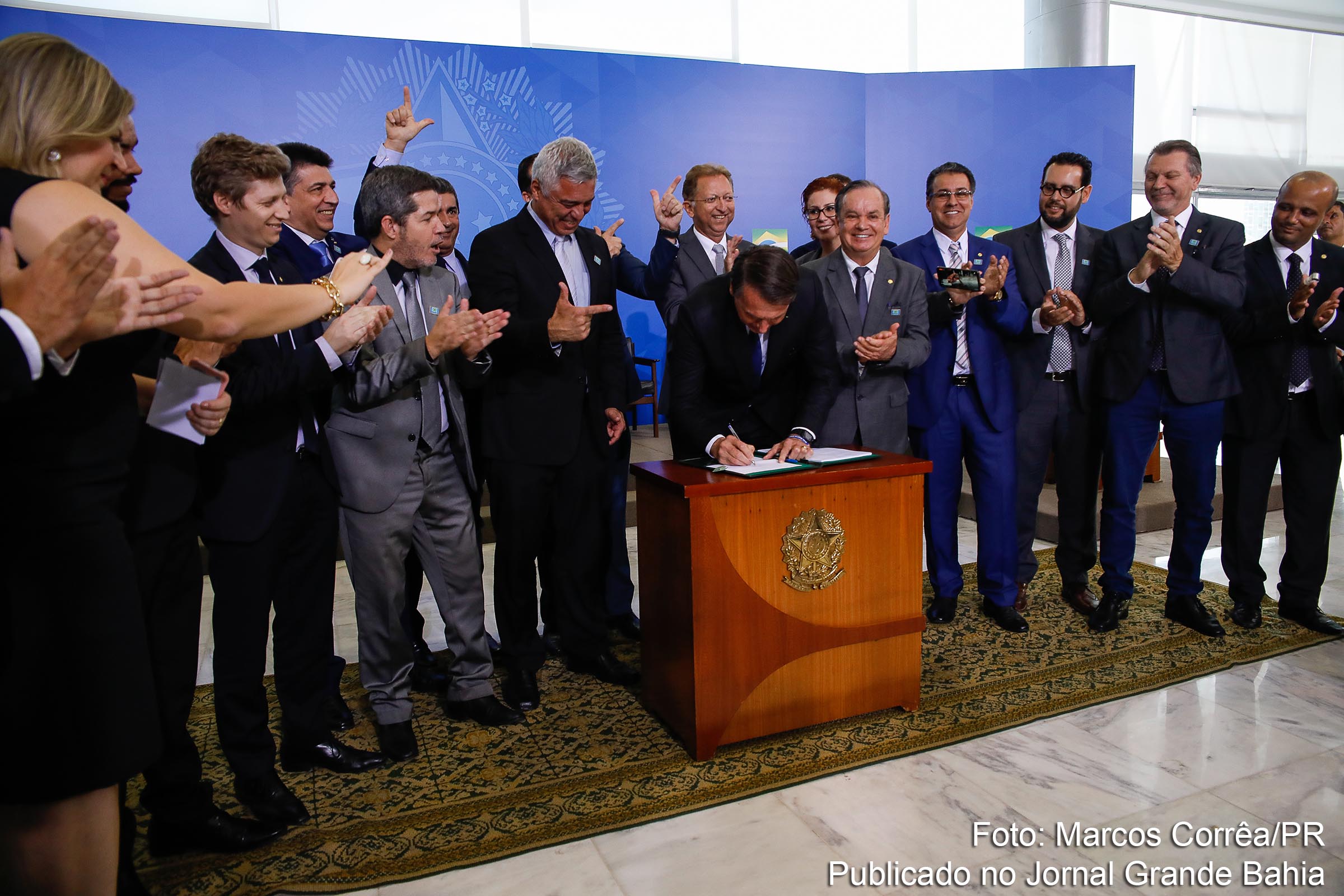Presidente da República, Jair Bolsonaro assina o Decreto que dispõe sobre a aquisição, o cadastro, o registro, a posse, o porte e a comercialização de armas - SINARM e SIGMA.